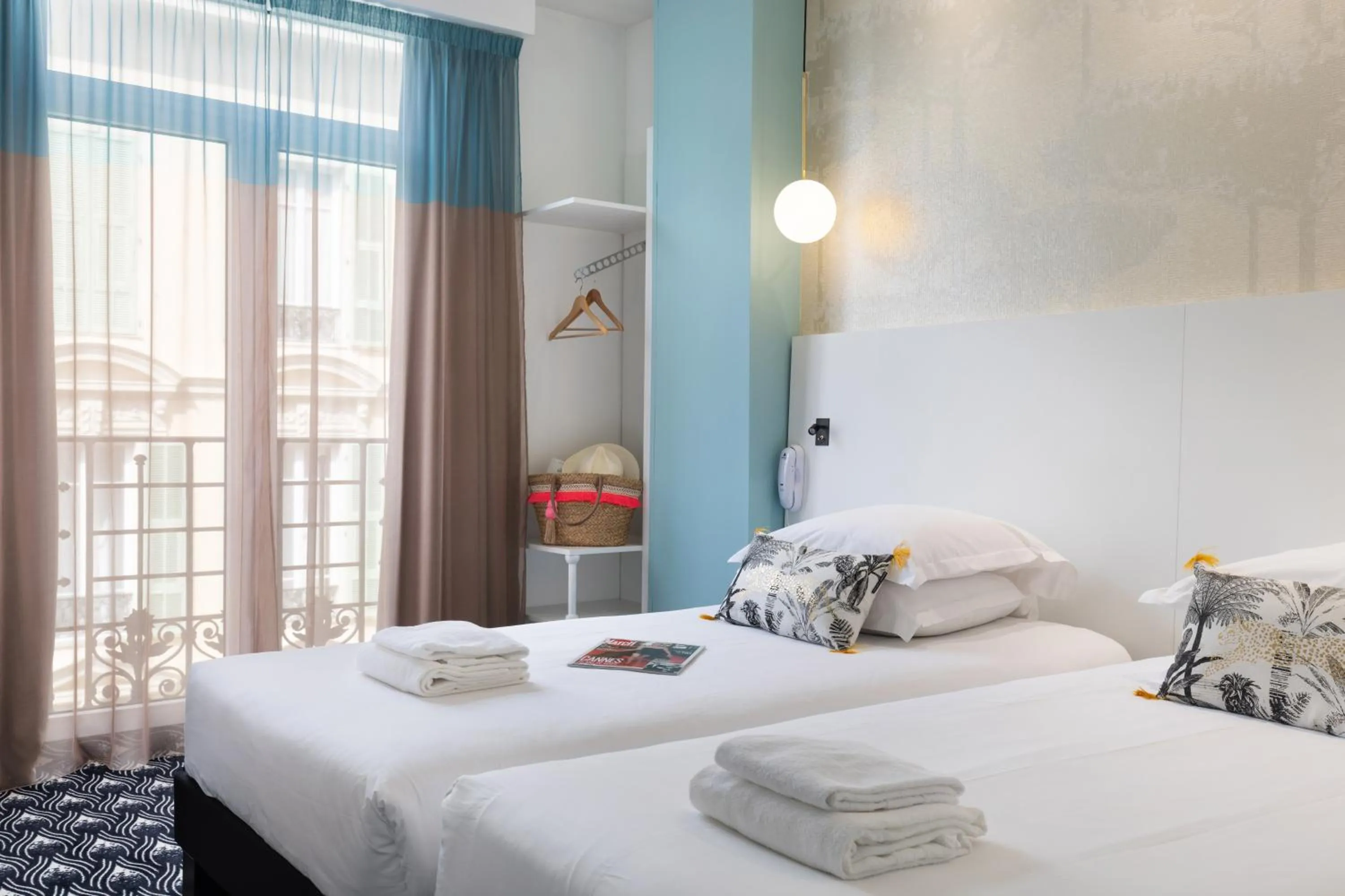 Photo of the whole room, Bed in Hôtel Byakko Nice