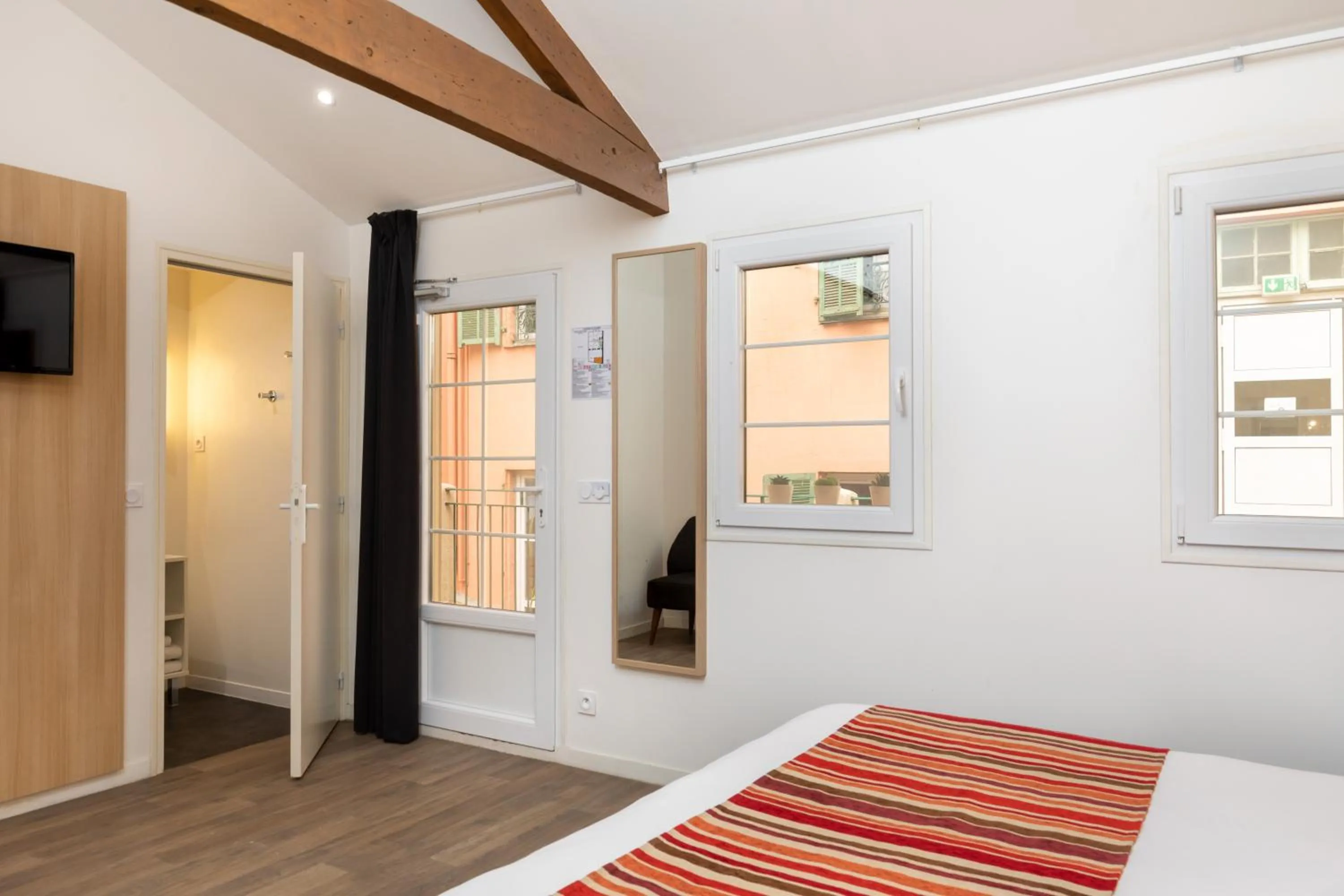 Photo of the whole room, Bed in Hôtel Byakko Nice