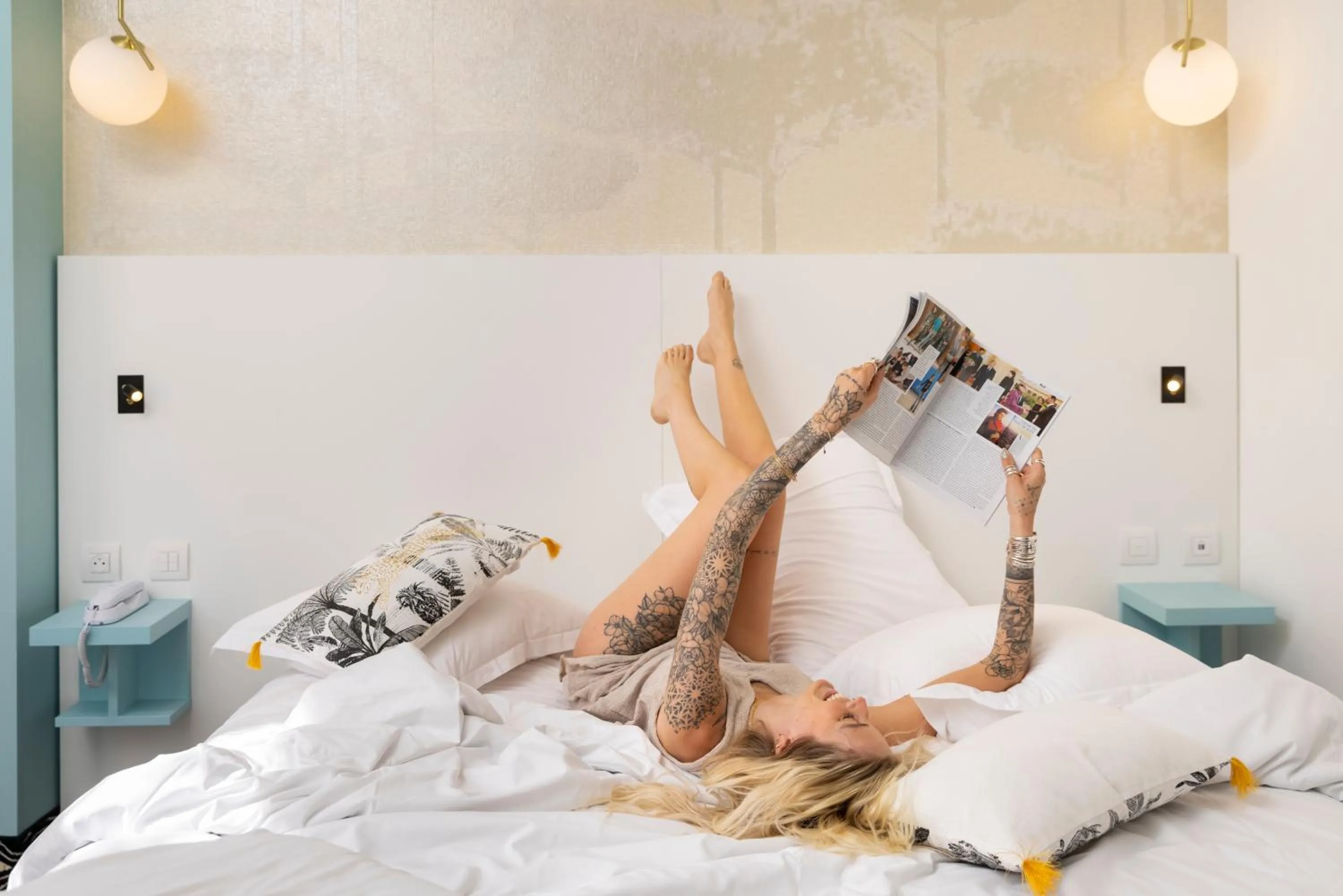 People, Bed in Hôtel Byakko Nice