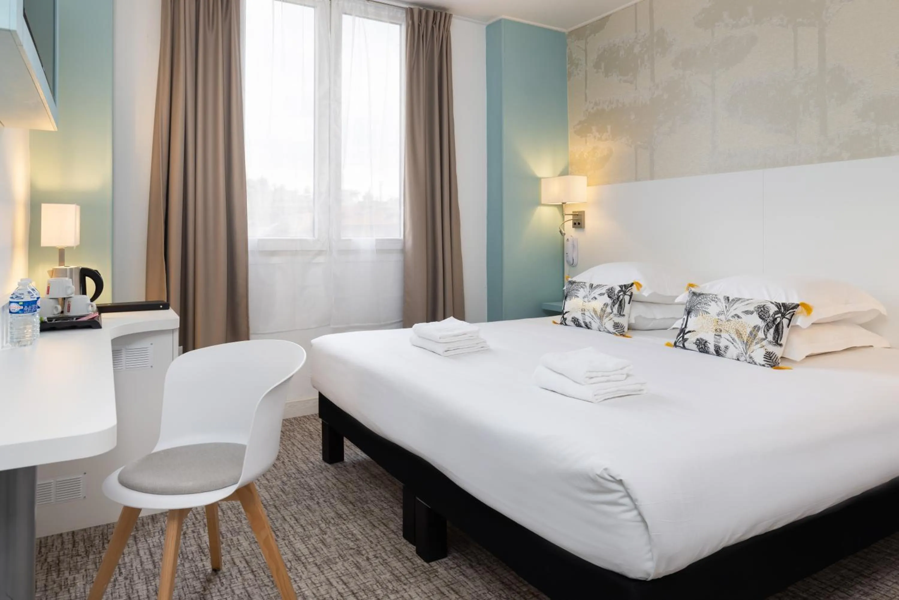 Photo of the whole room, Bed in Hôtel Byakko Nice