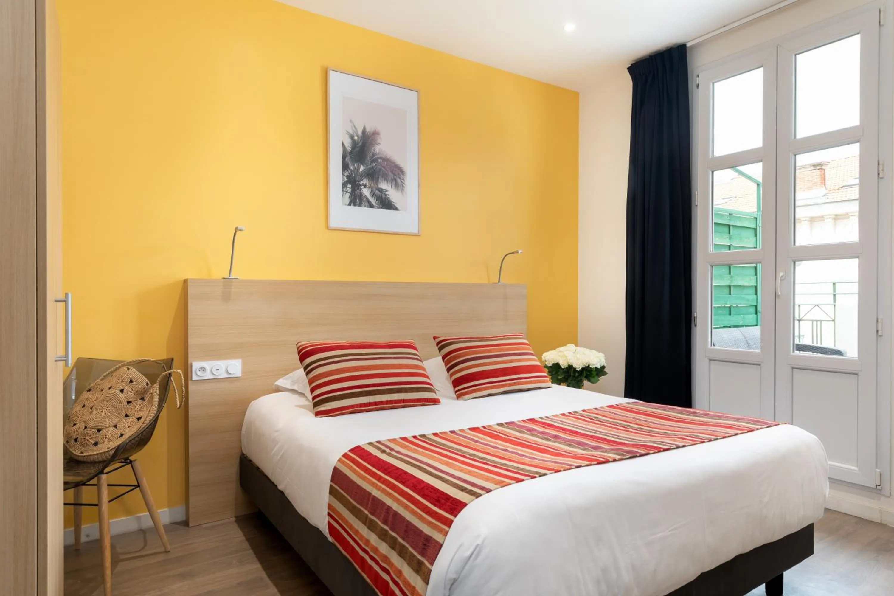 Balcony/Terrace, Bed in Hôtel Byakko Nice