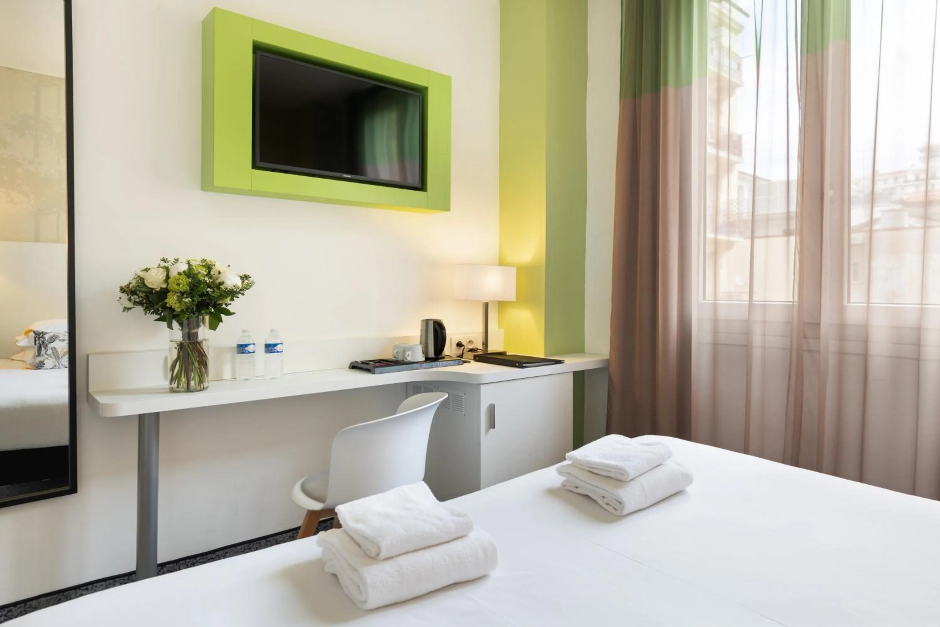 Bedroom, Bed in Hôtel Byakko Nice