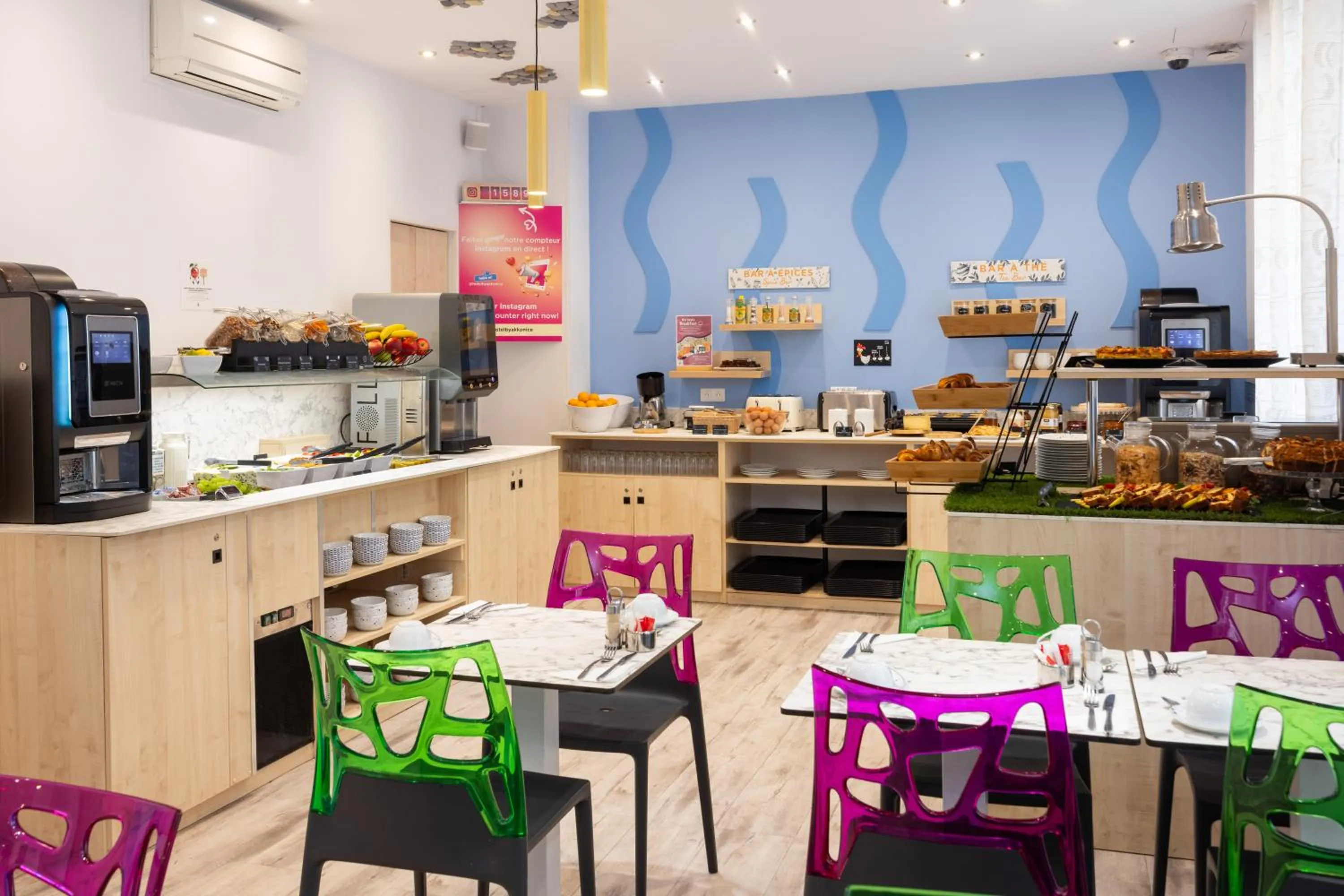 Coffee/tea facilities in Hôtel Byakko Nice