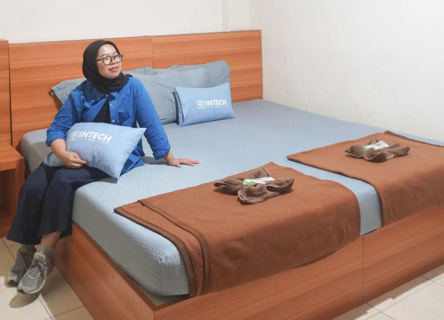 People, Bed in Intech Hostel