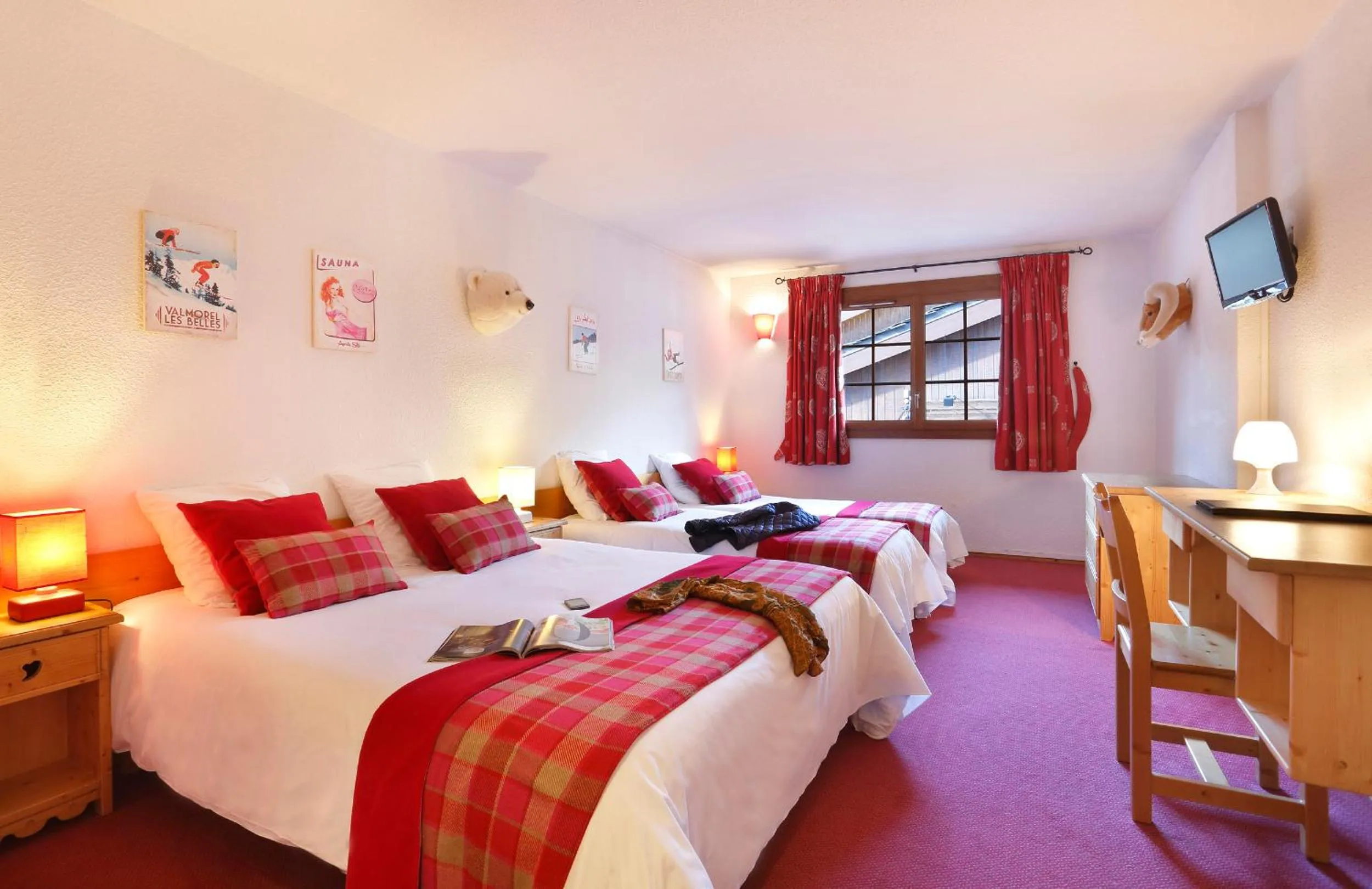 Property building, Bed in Hôtel du Bourg