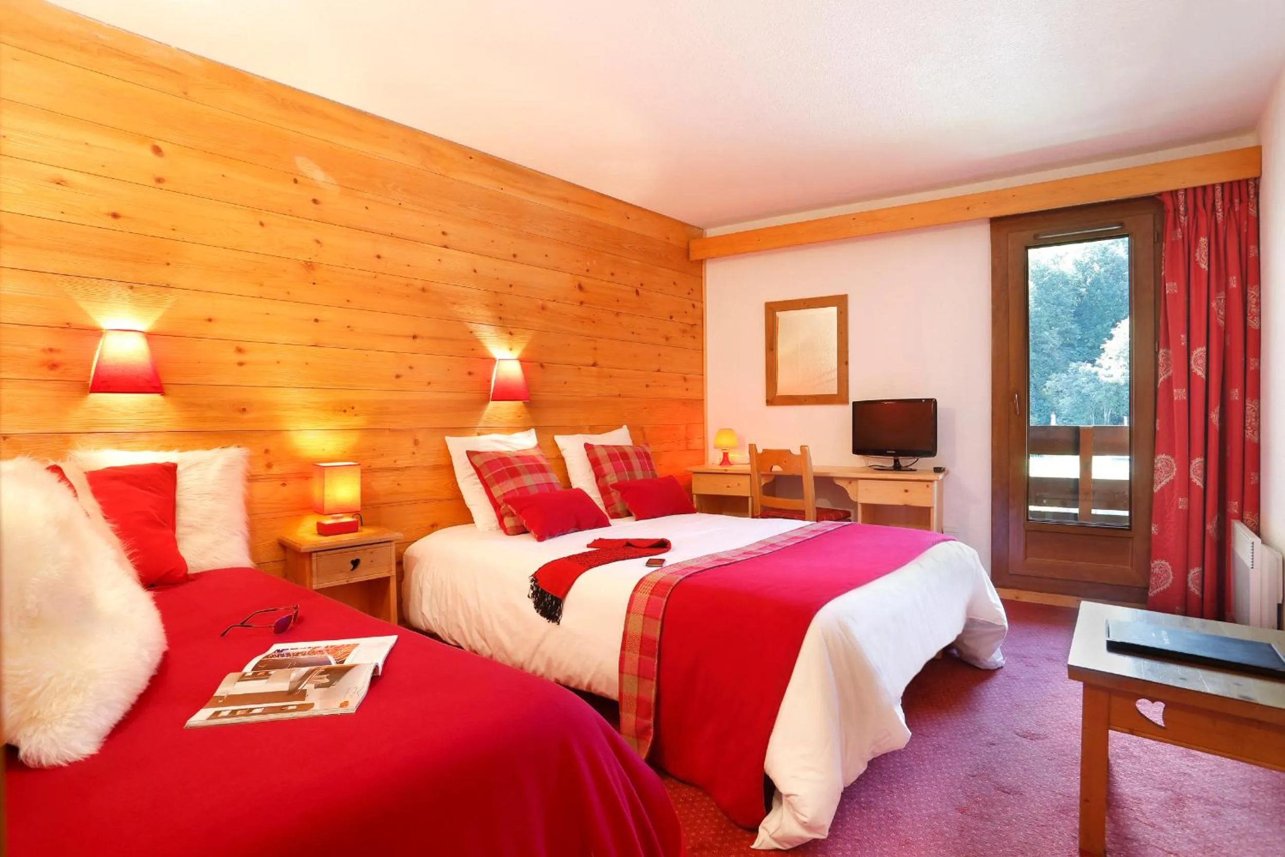 Balcony/Terrace, Bed in Hôtel du Bourg