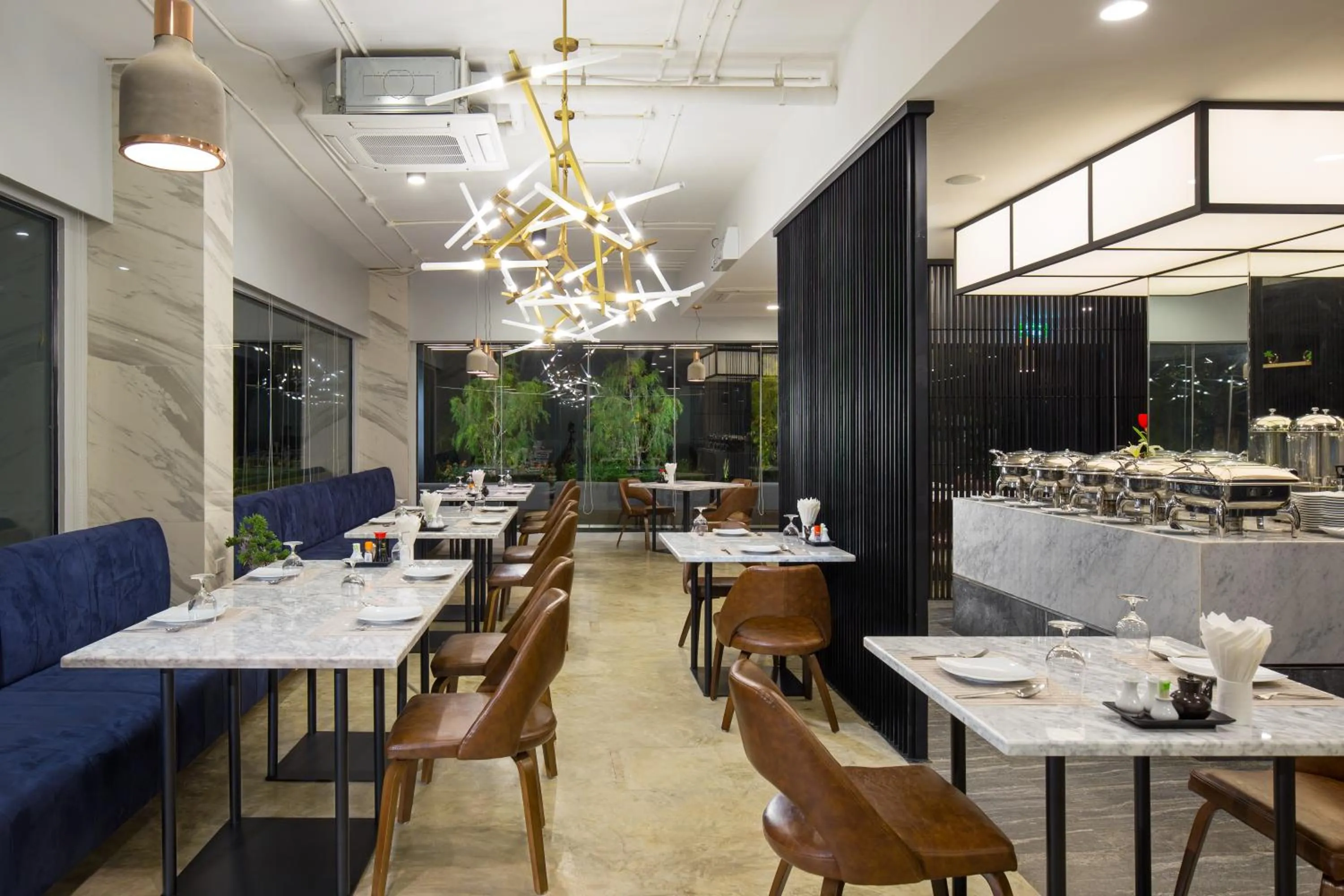 Restaurant/places to eat in The Canal 304 Hotel and Residence