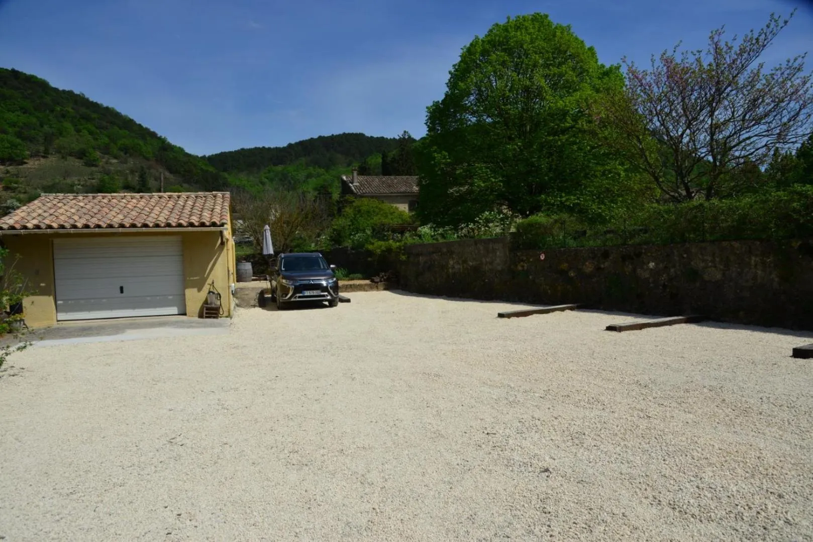 Facade/entrance in Au Grand Bonheur