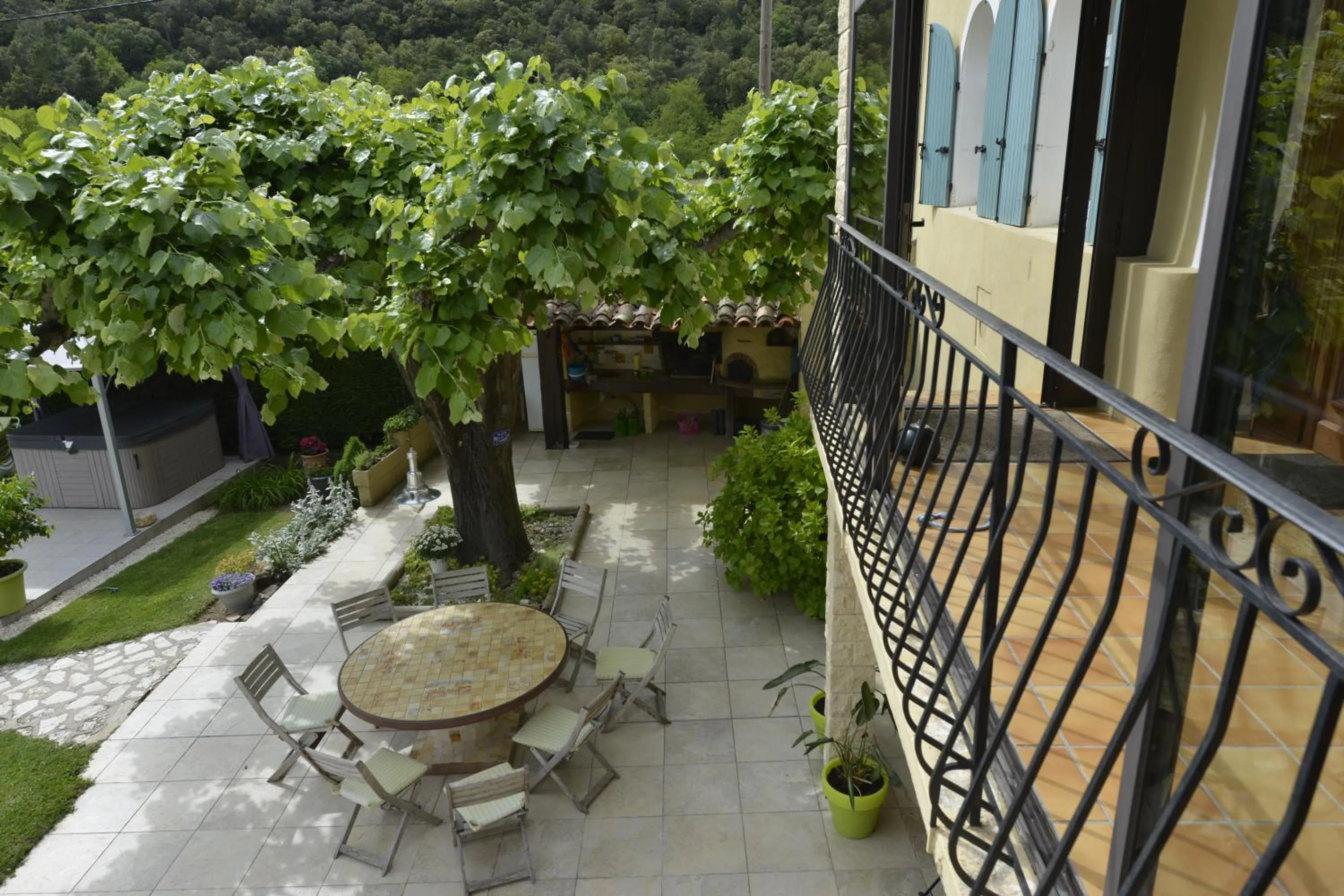 Facade/entrance in Au Grand Bonheur