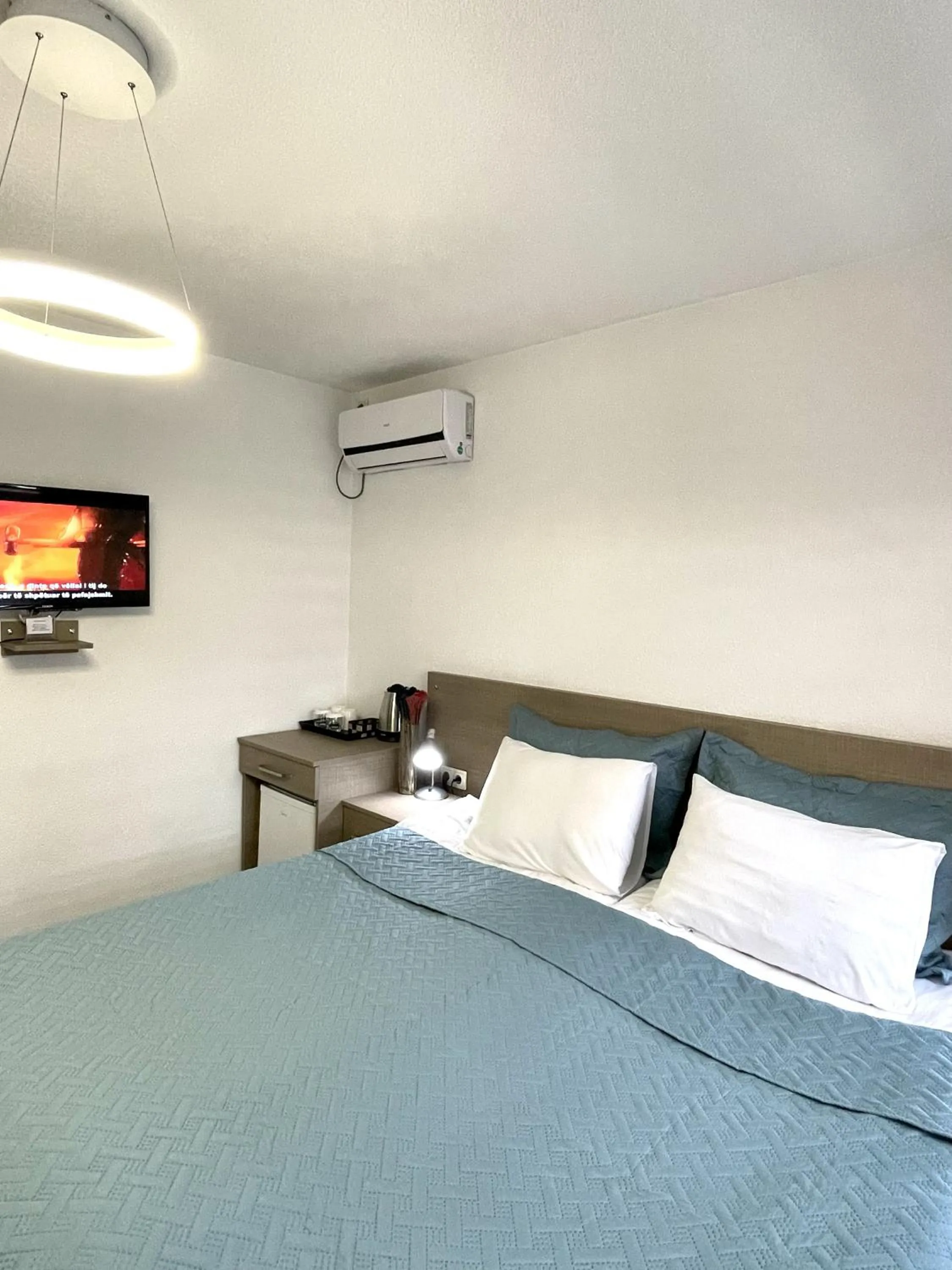 TV and multimedia, Bed in Stone Bridge Hotel