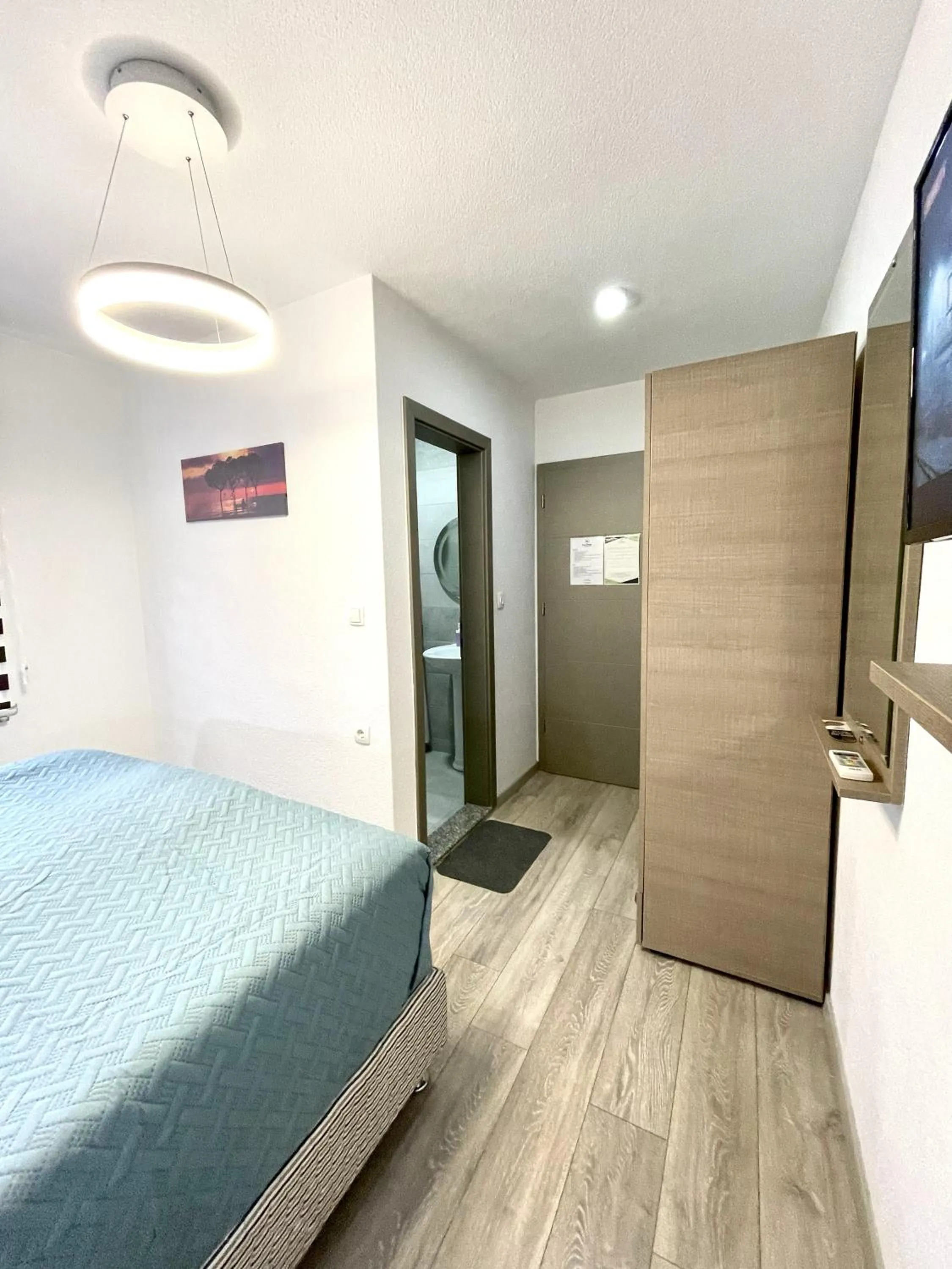 Shower, Bed in Stone Bridge Hotel