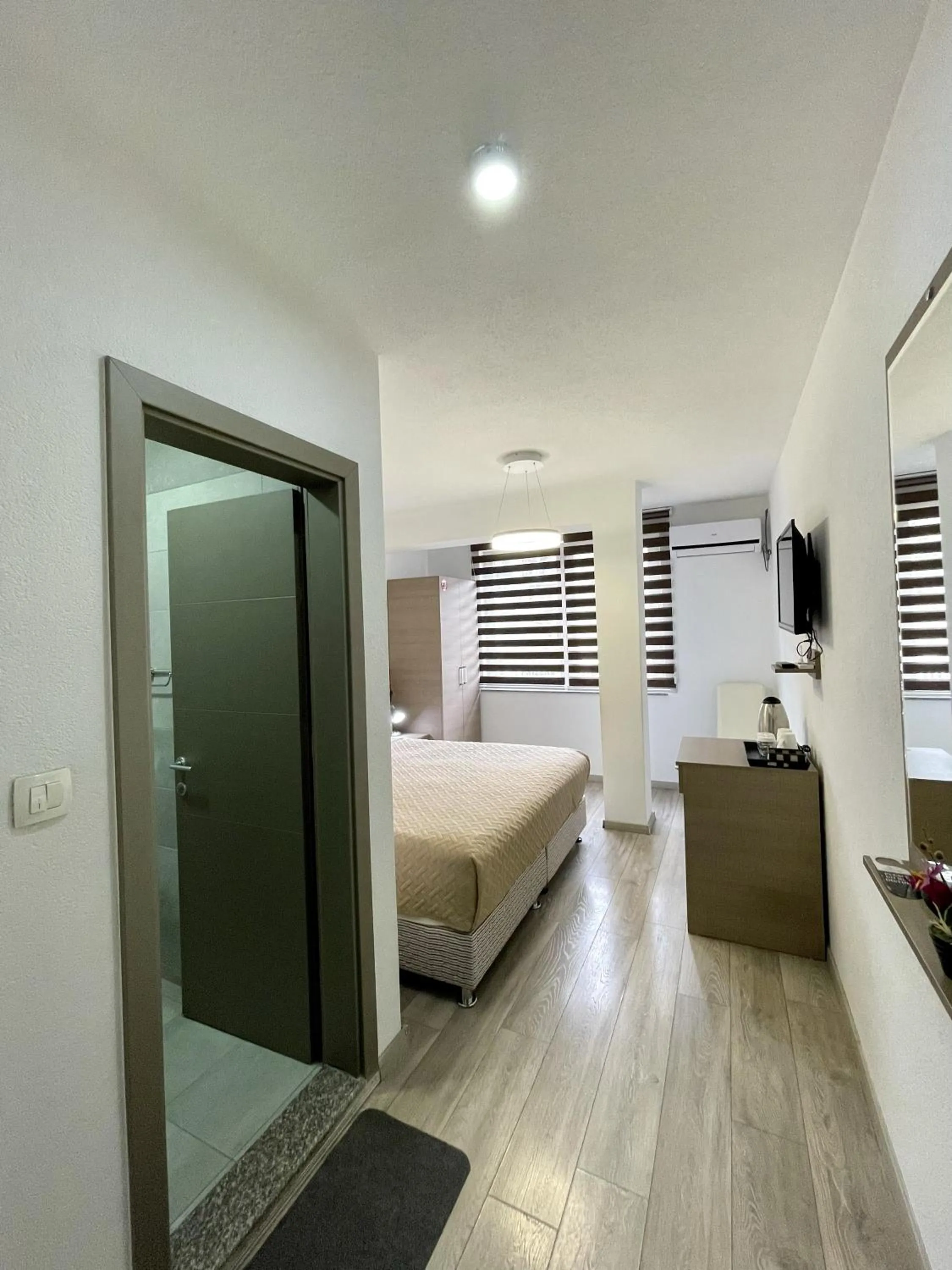 Shower, Bed in Stone Bridge Hotel