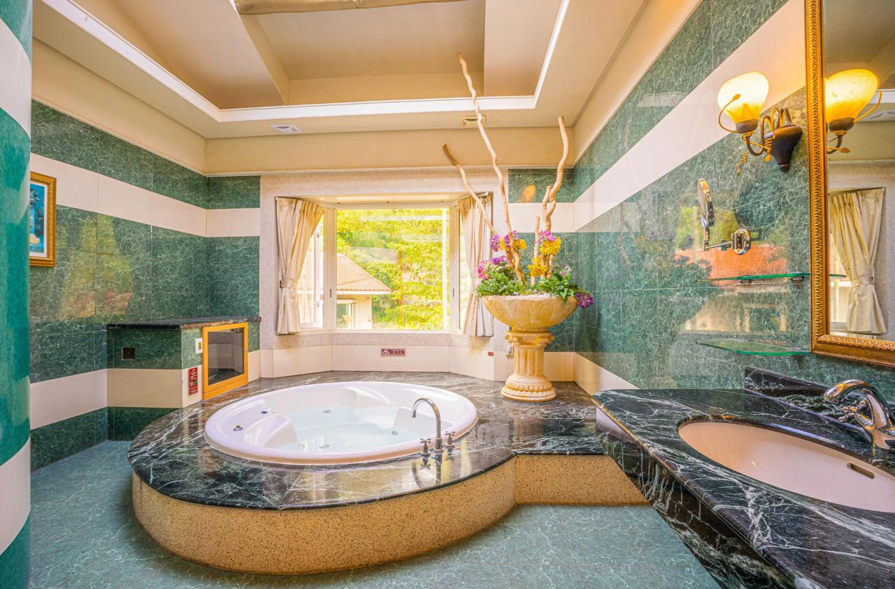 Bathroom in Regale Motel