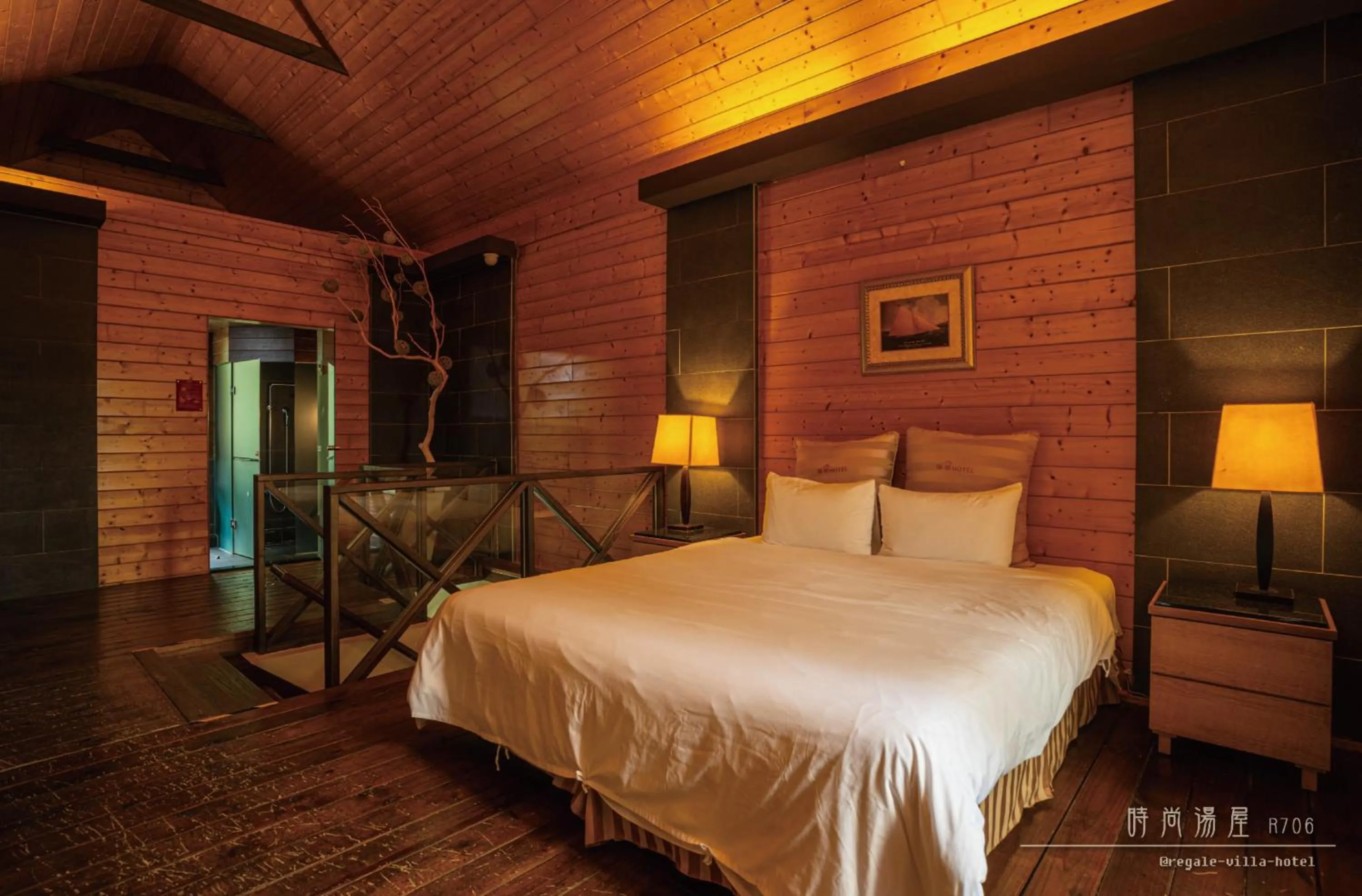 room service, Bed in Regale Motel