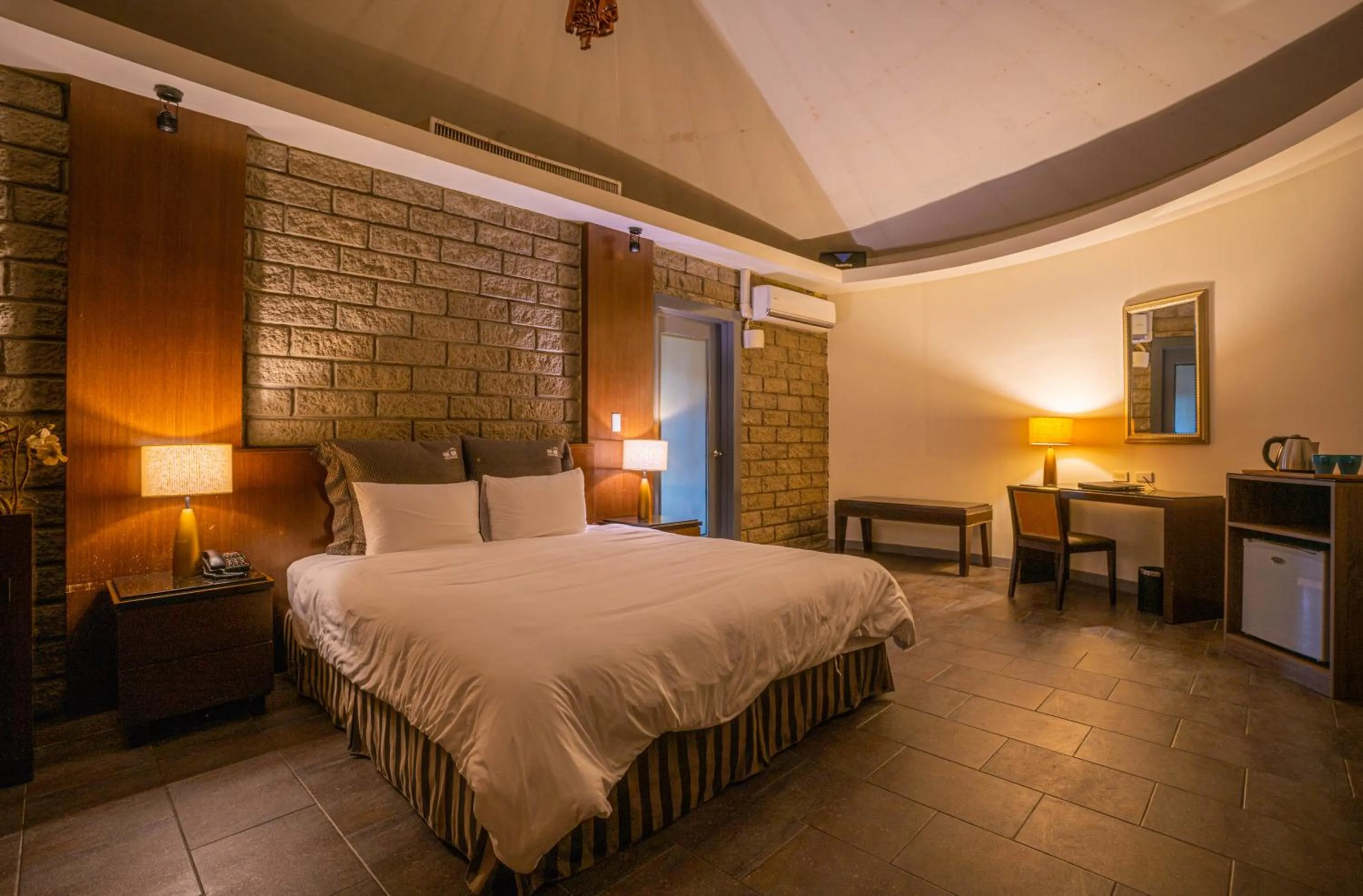 Bedroom, Bed in Regale Motel