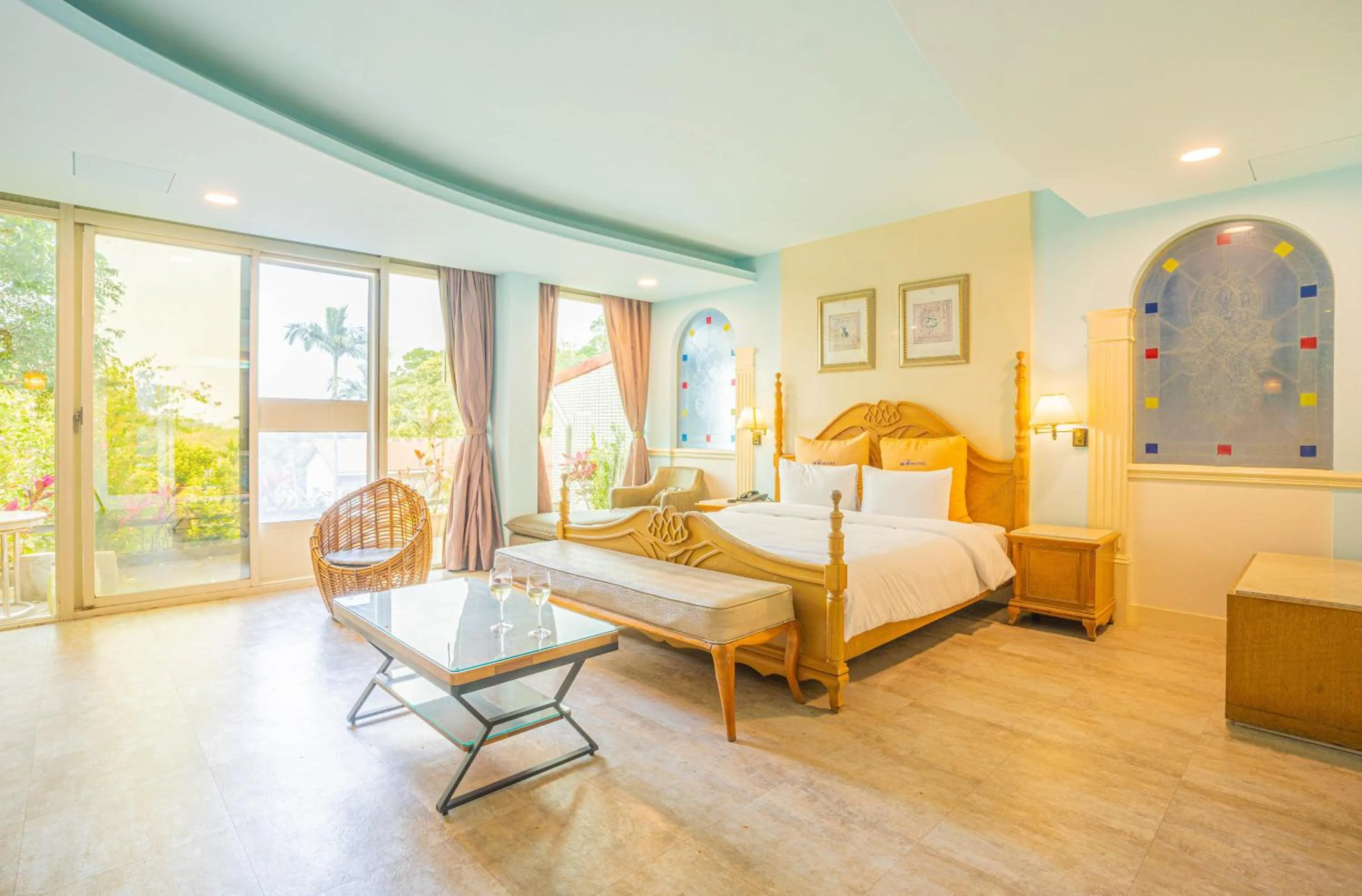 Seating area, Bed in Regale Motel