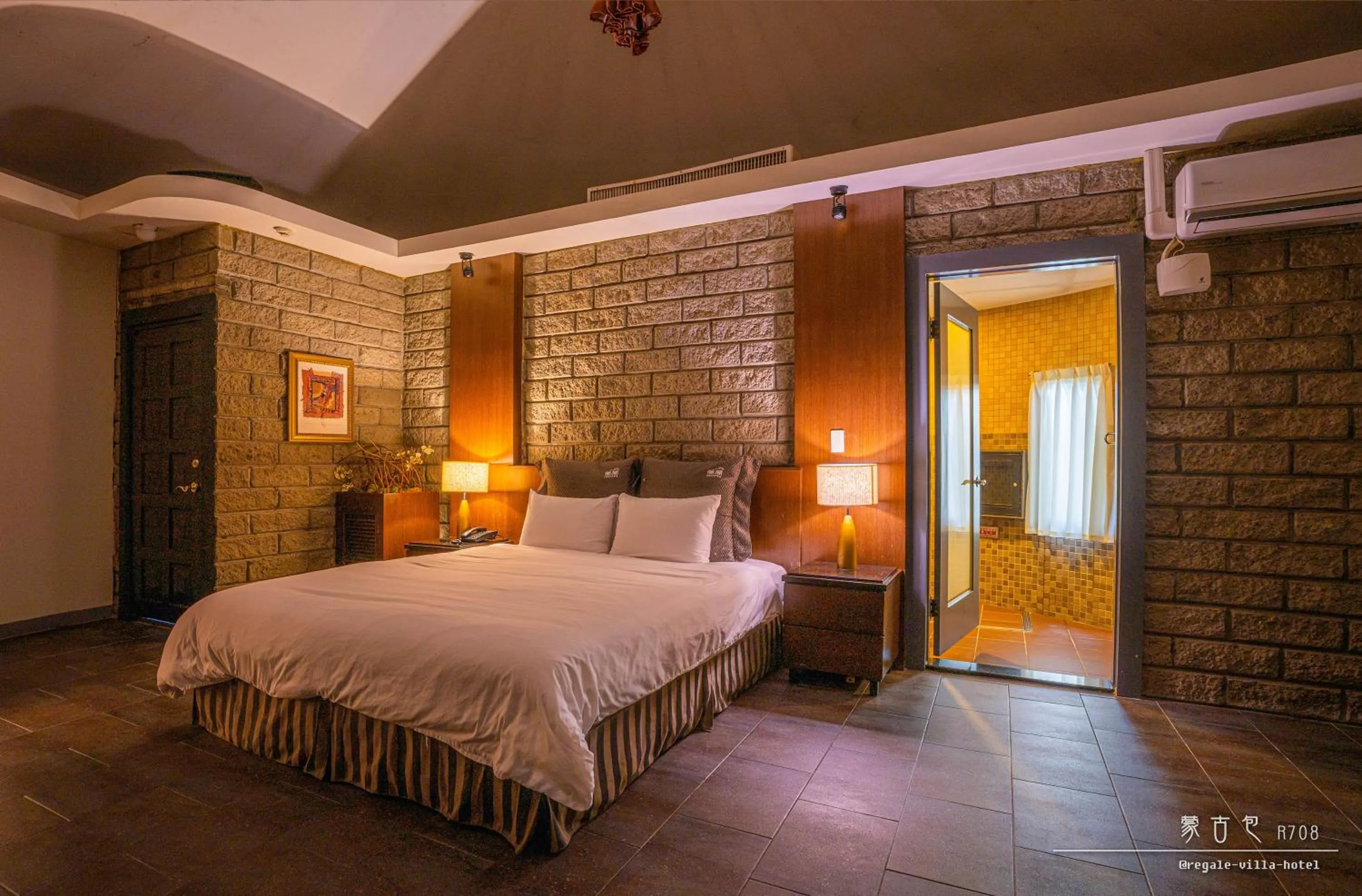 Bedroom, Bed in Regale Motel