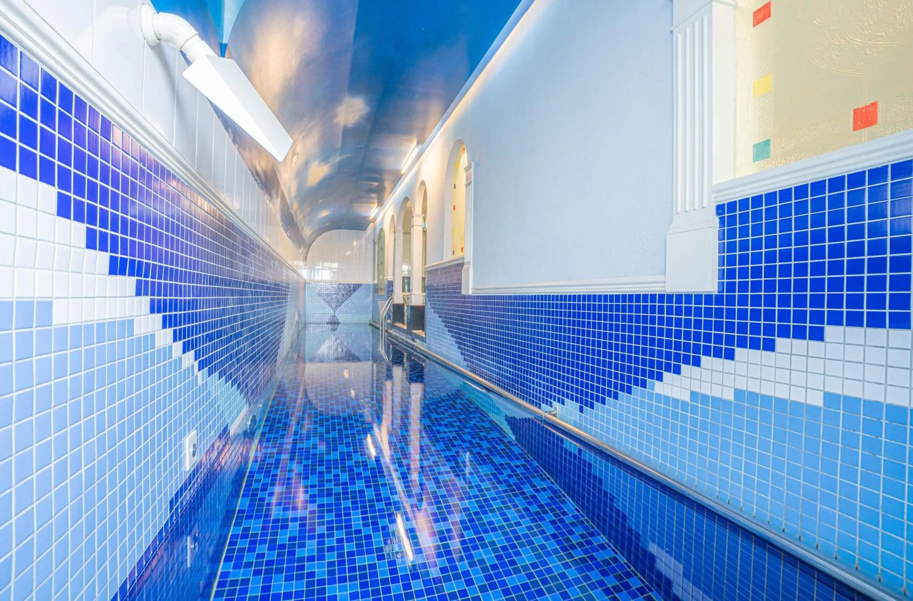 Swimming pool in Regale Motel