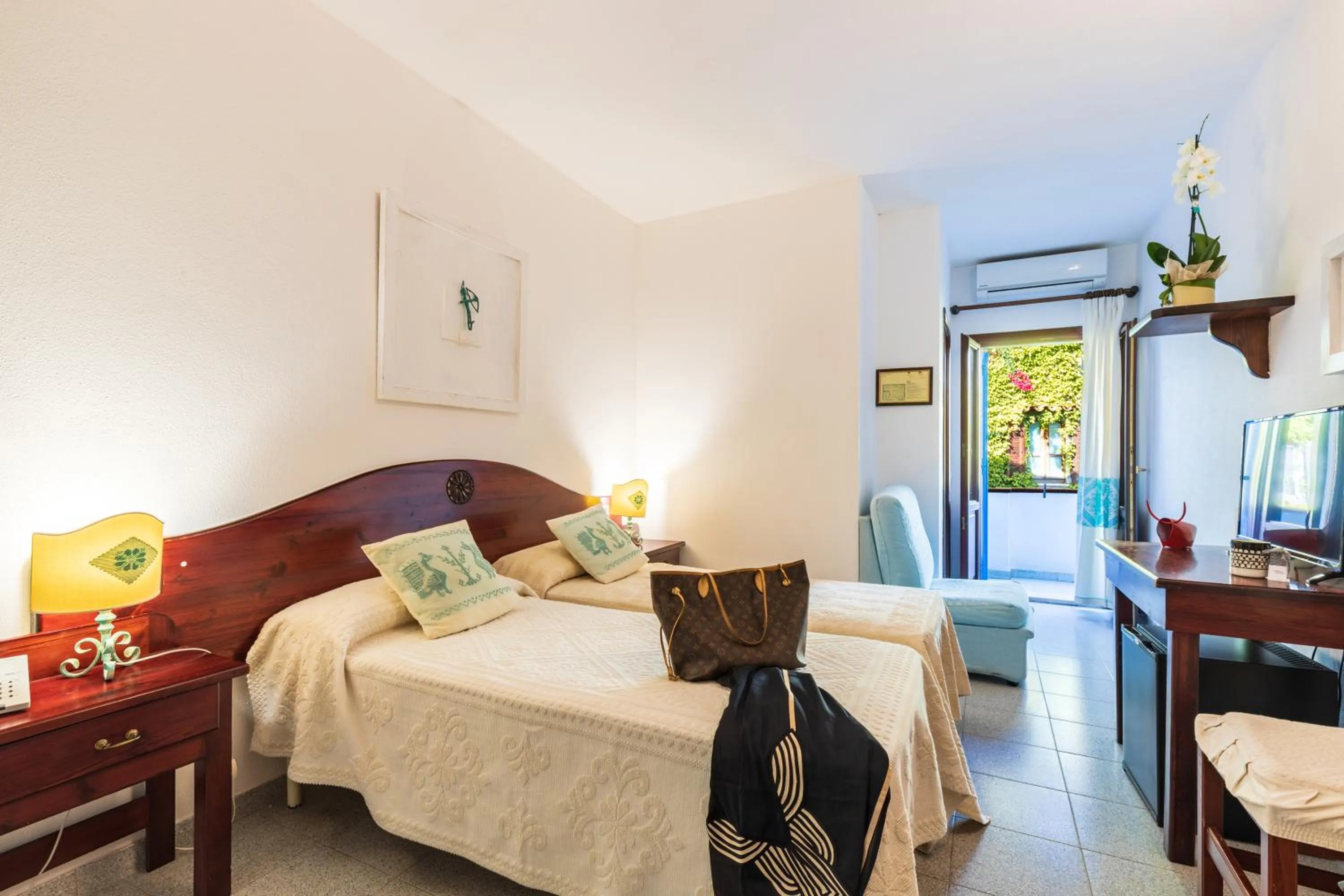 Bed in Hotel S'Ortale Possibilità di Parcheggio interno e Ristorante all'aperto