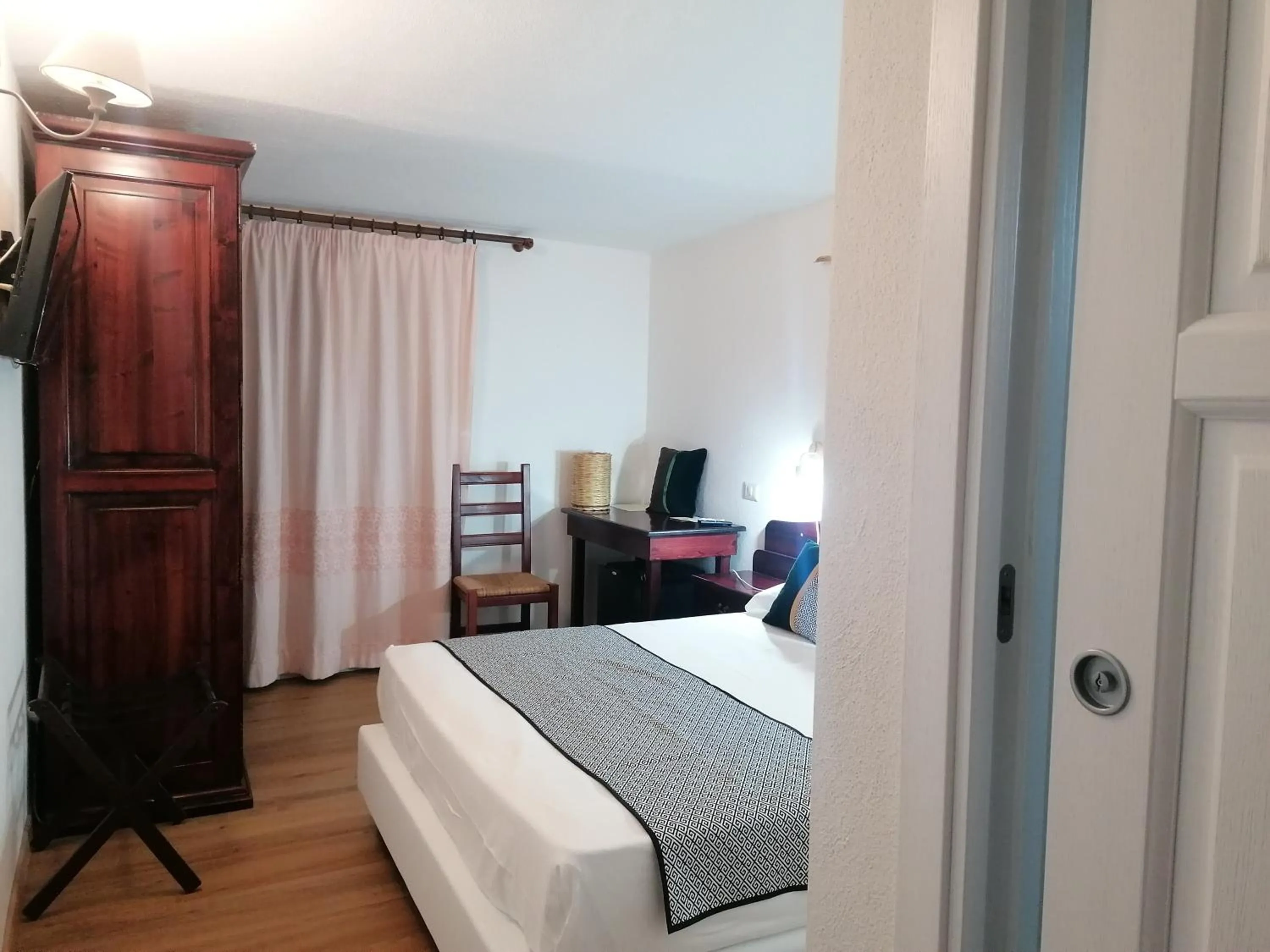 Bed in Hotel S'Ortale Possibilità di Parcheggio interno e Ristorante all'aperto