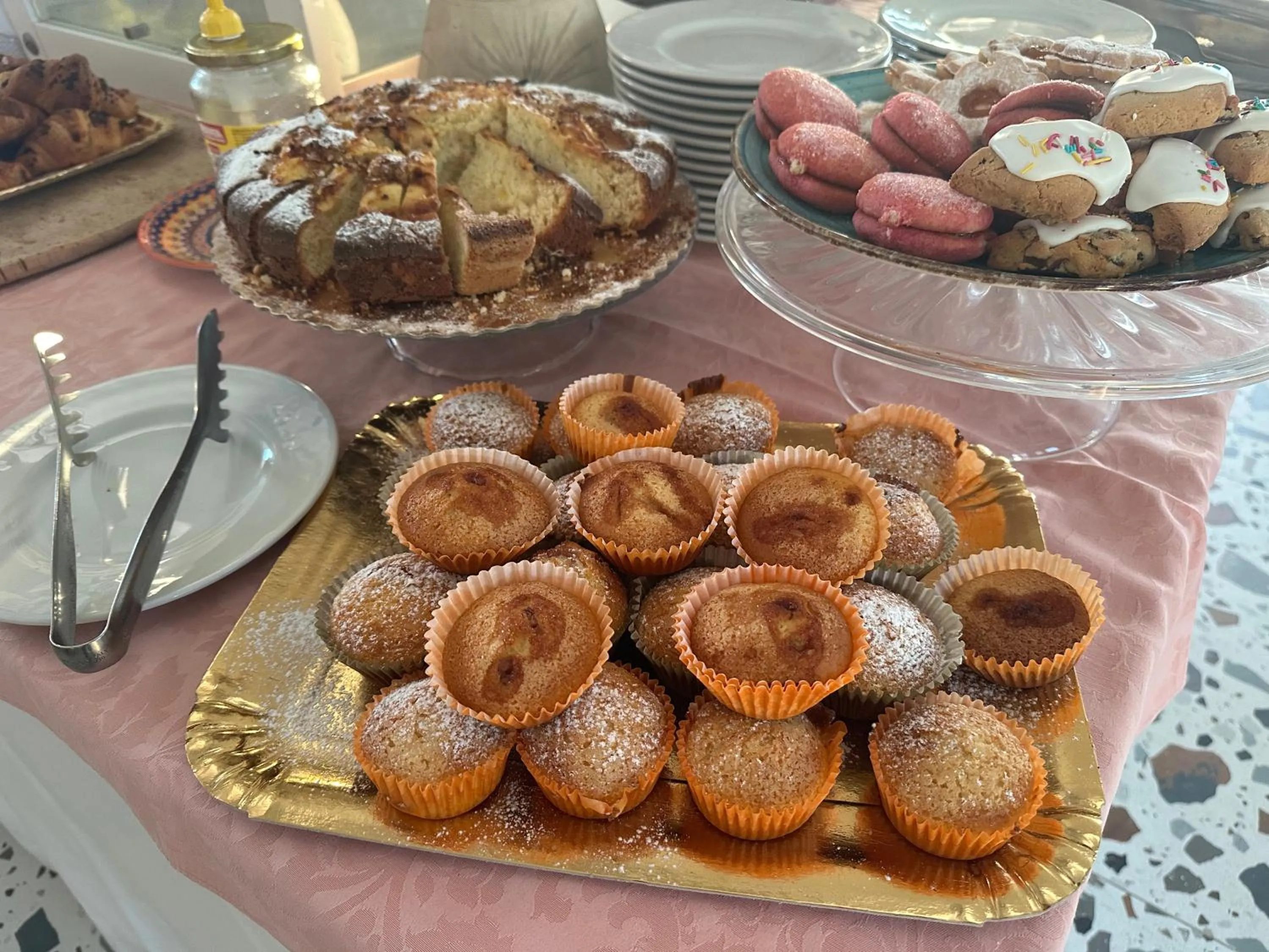 Food and drinks in Hotel S'Ortale Possibilità di Parcheggio interno e Ristorante all'aperto