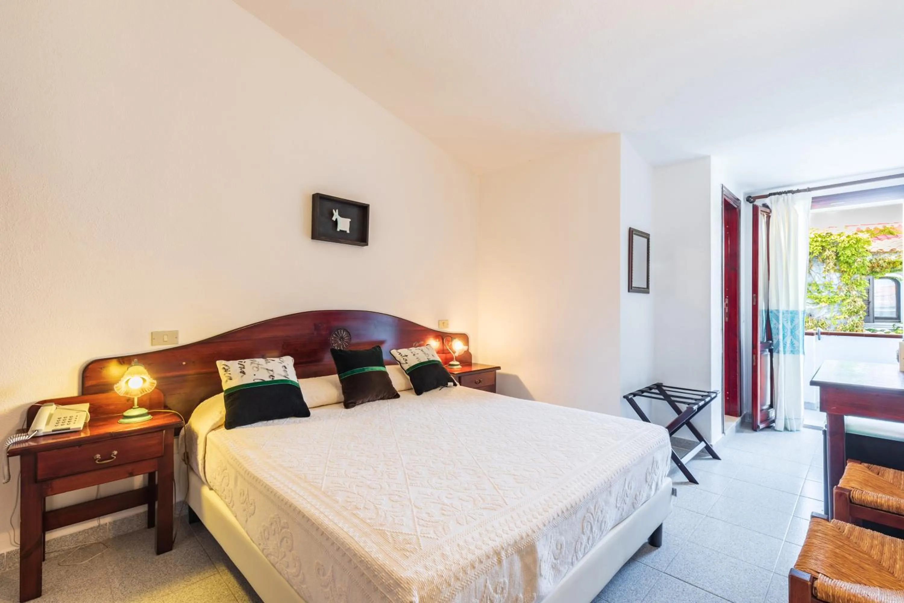 Bed in Hotel S'Ortale Possibilità di Parcheggio interno e Ristorante all'aperto