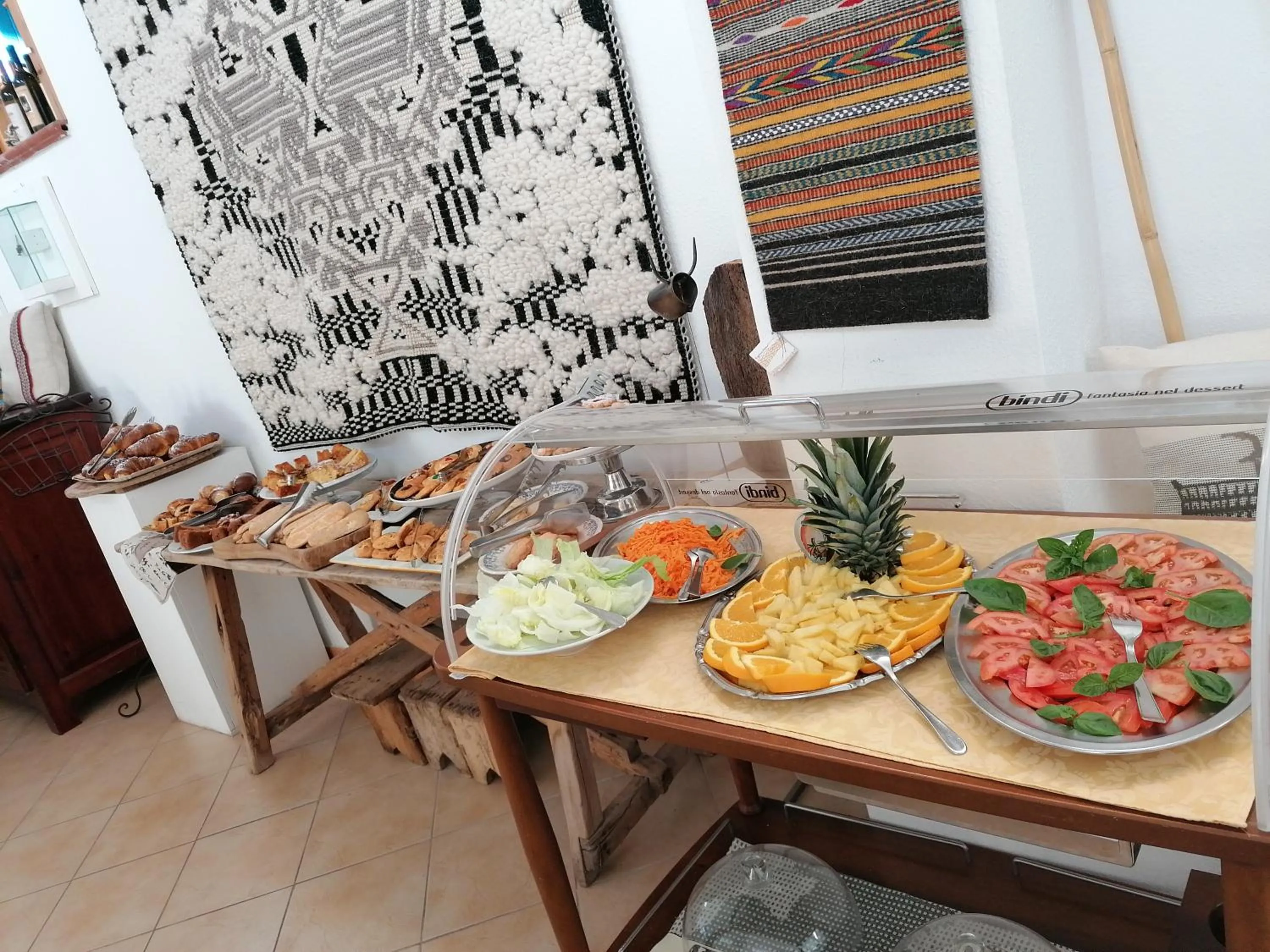 Food and drinks in Hotel S'Ortale Possibilità di Parcheggio interno e Ristorante all'aperto