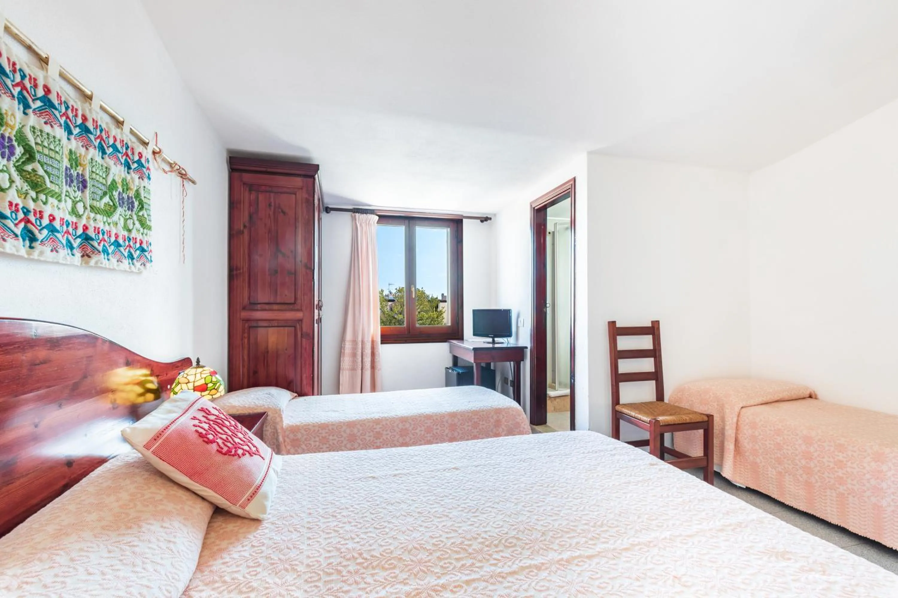 Bed in Hotel S'Ortale Possibilità di Parcheggio interno e Ristorante all'aperto