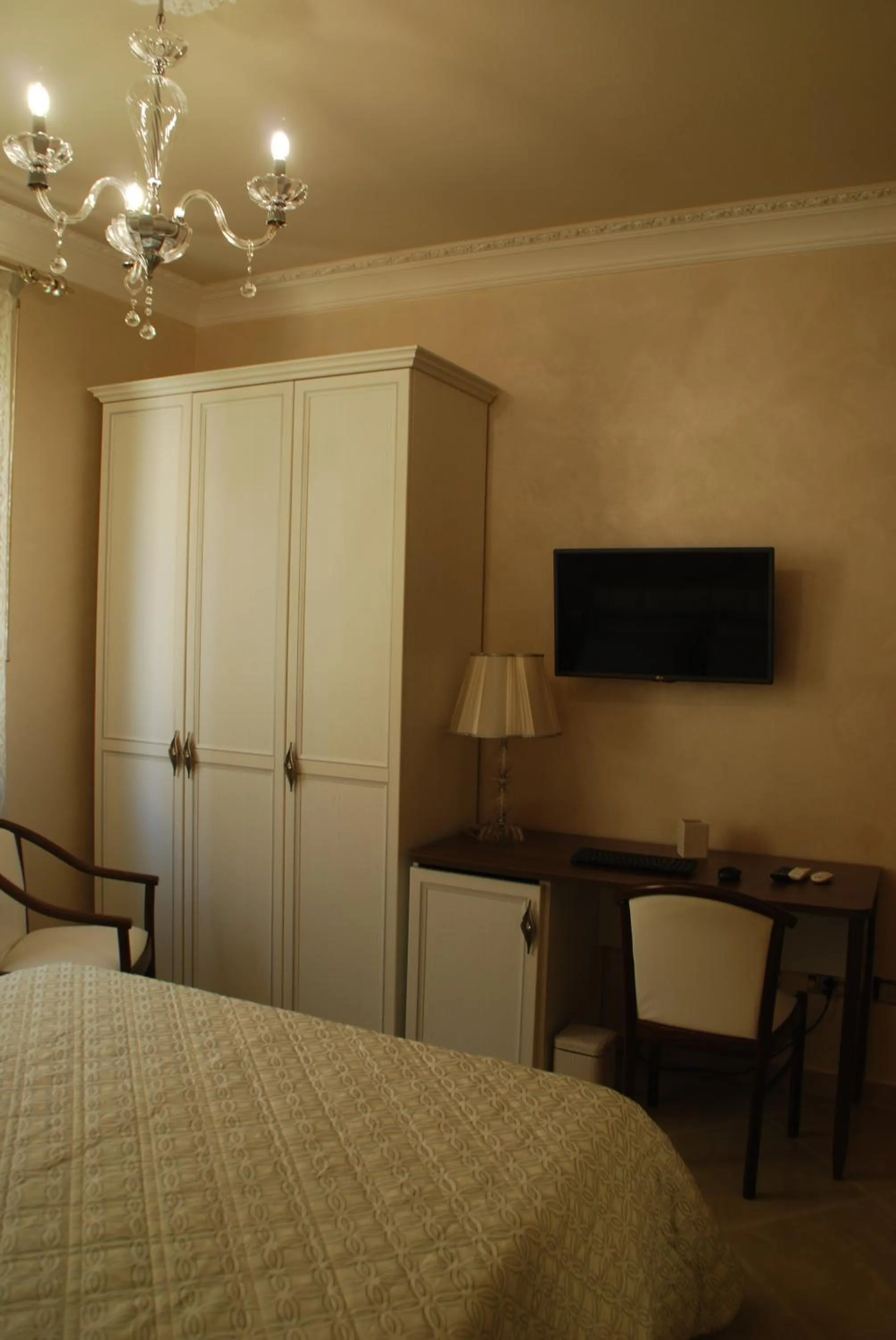 Photo of the whole room, Bed in Daphnae House