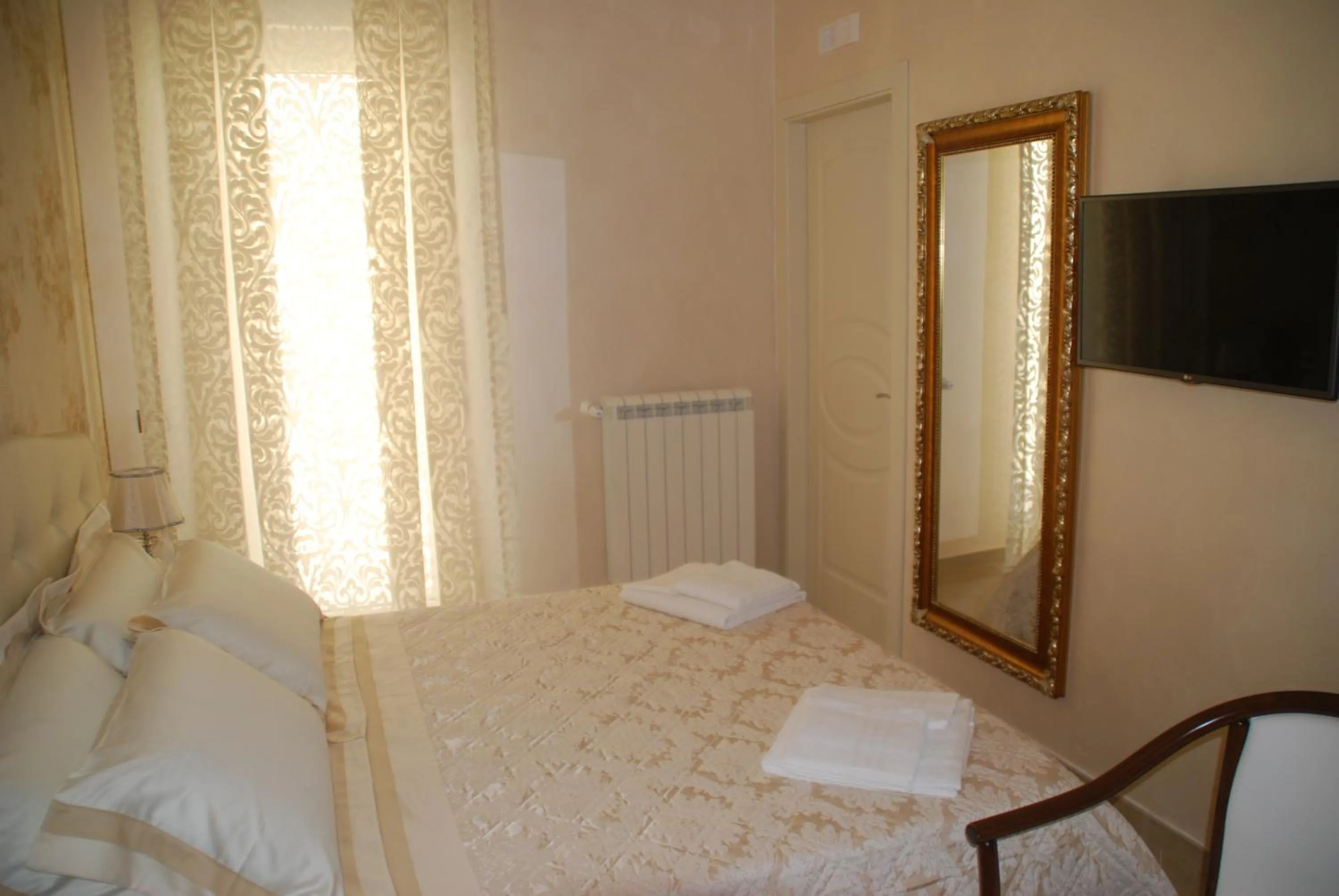 Photo of the whole room, Bed in Daphnae House