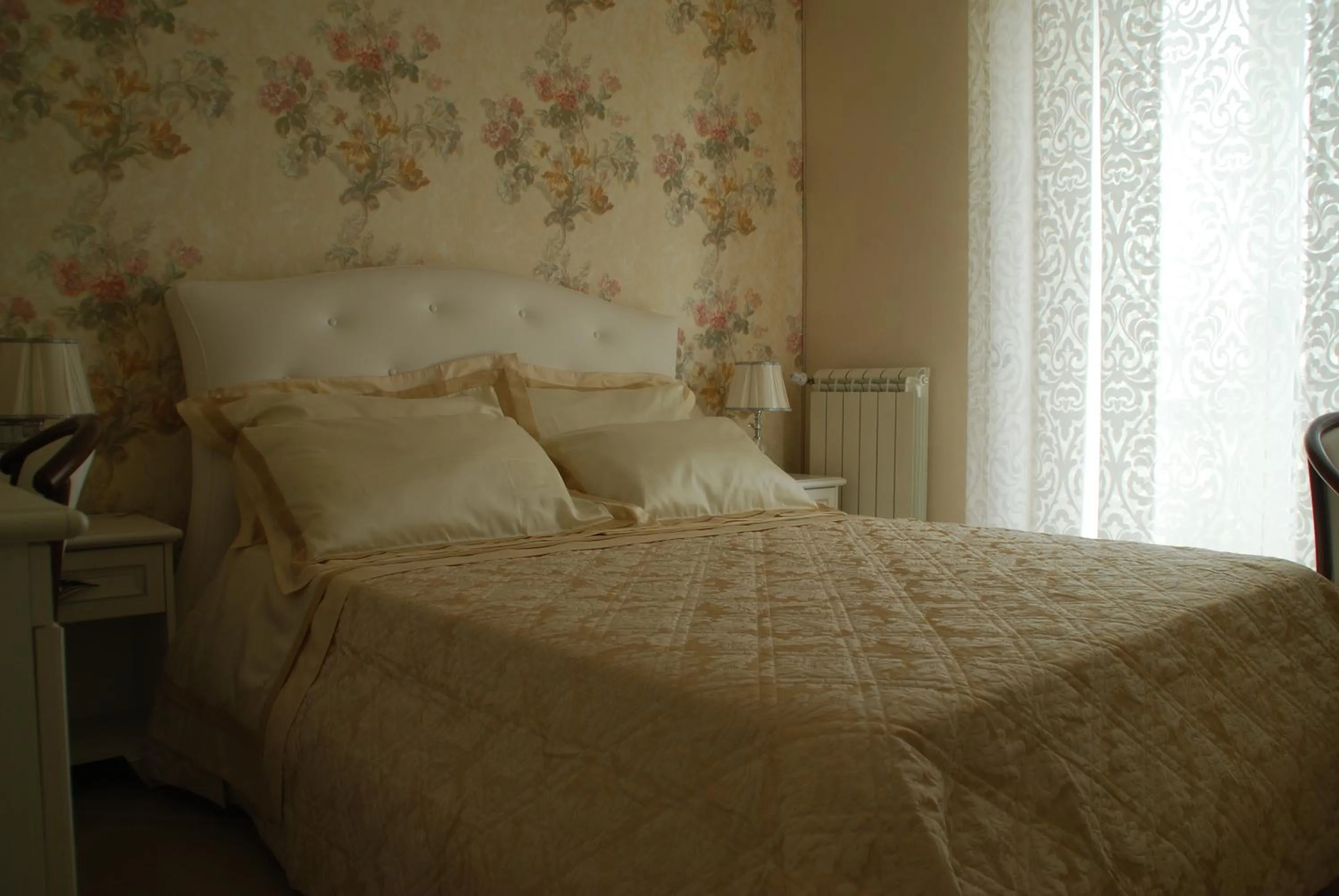 Photo of the whole room, Bed in Daphnae House