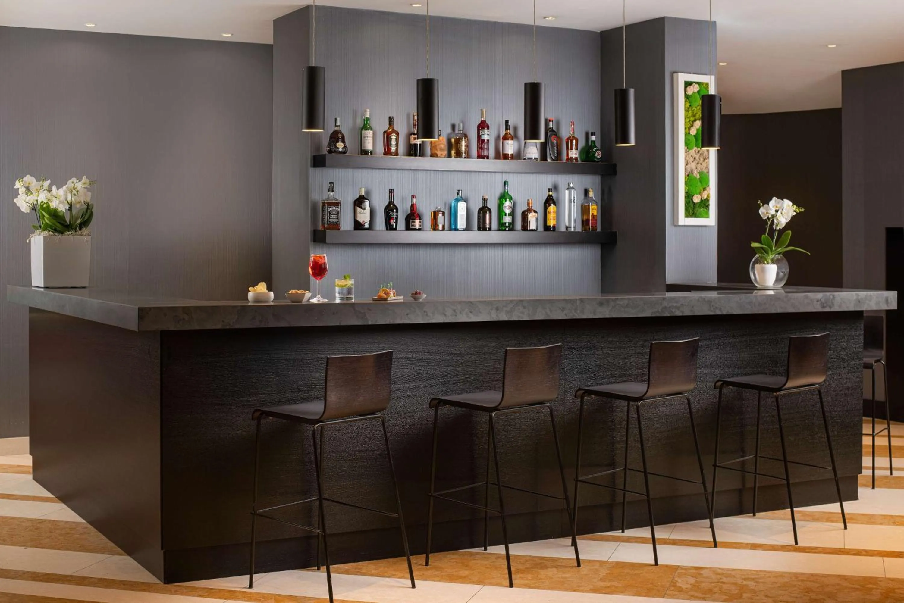 Lounge or bar in NH Trieste