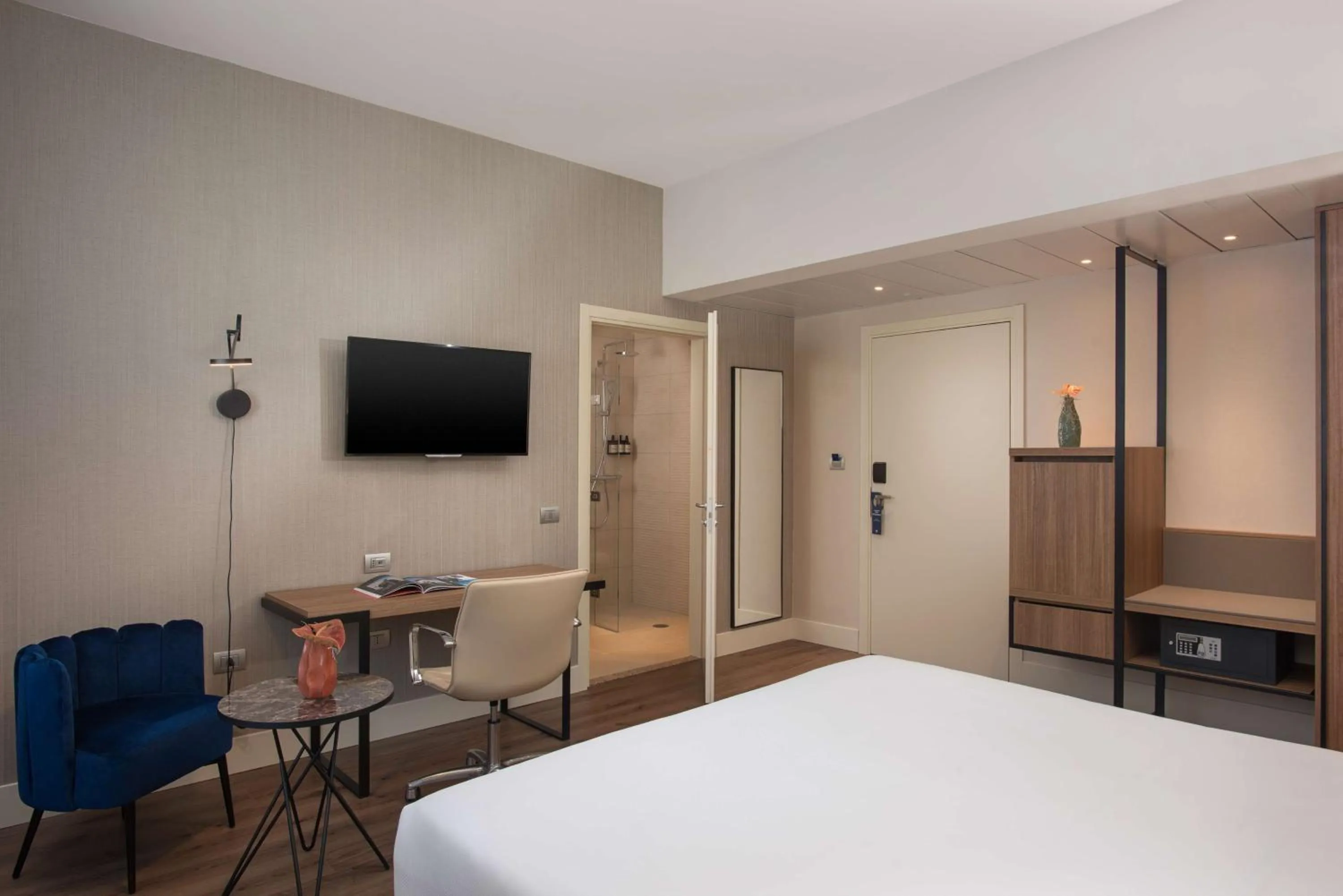 Bedroom, Bed in NH Trieste