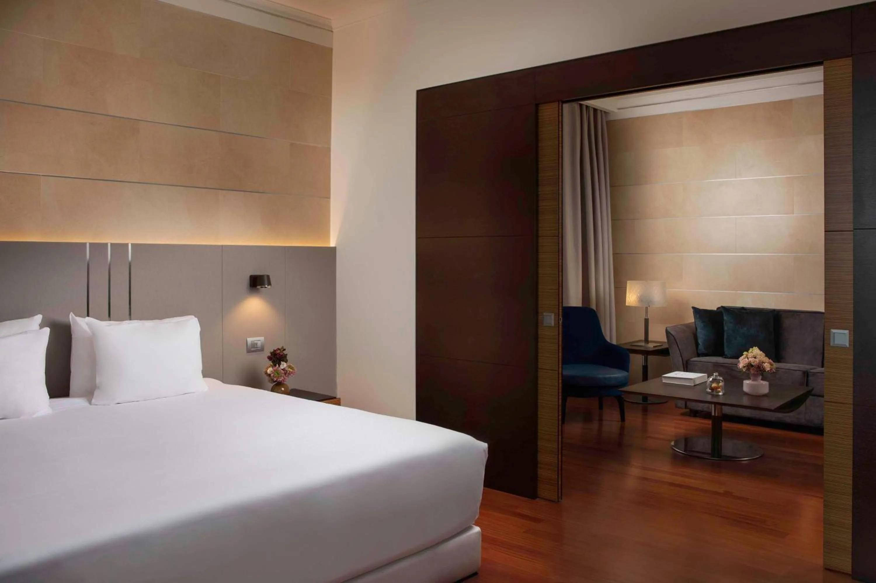 Photo of the whole room, Bed in NH Trieste