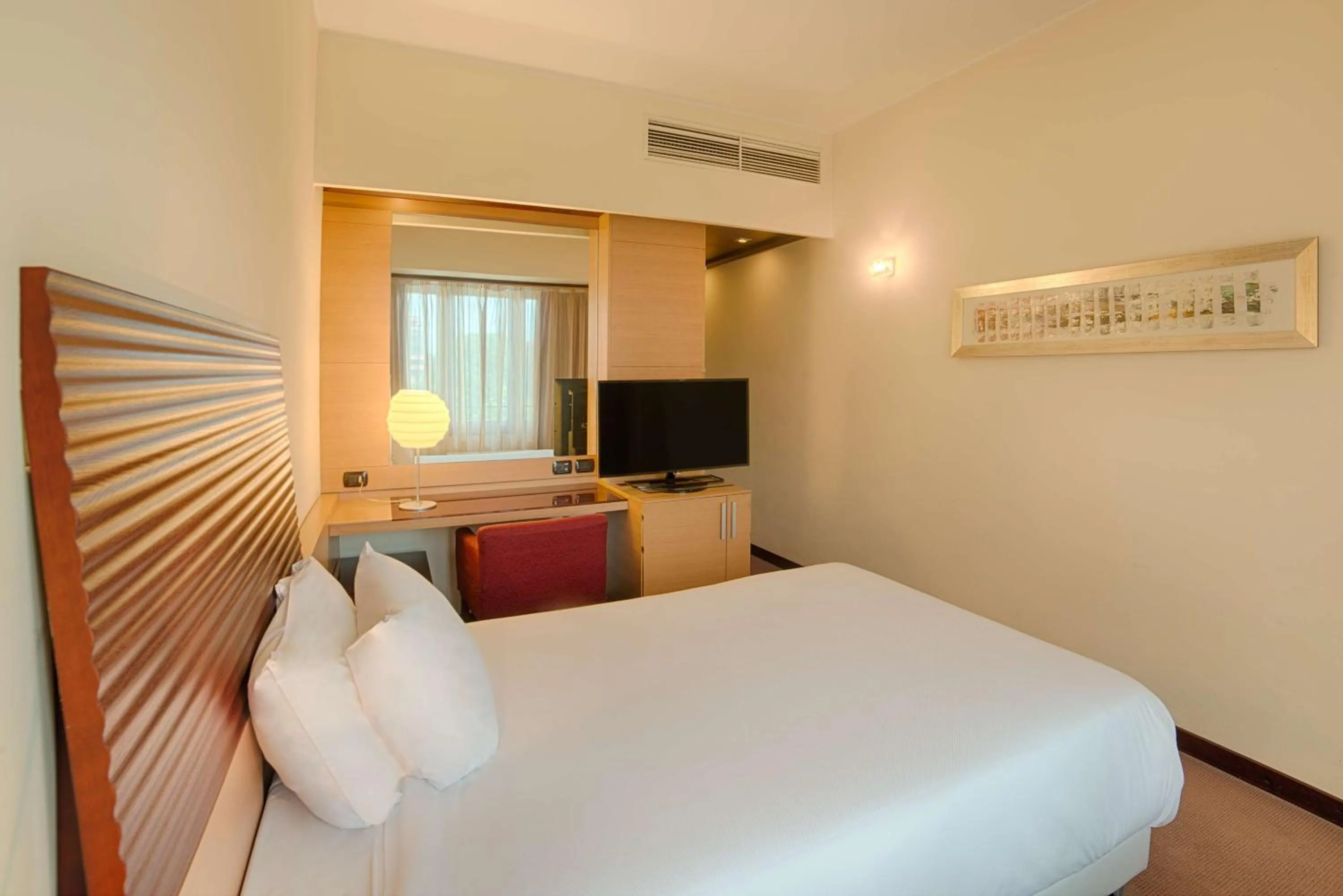 Photo of the whole room, Bed in NH Milano 2