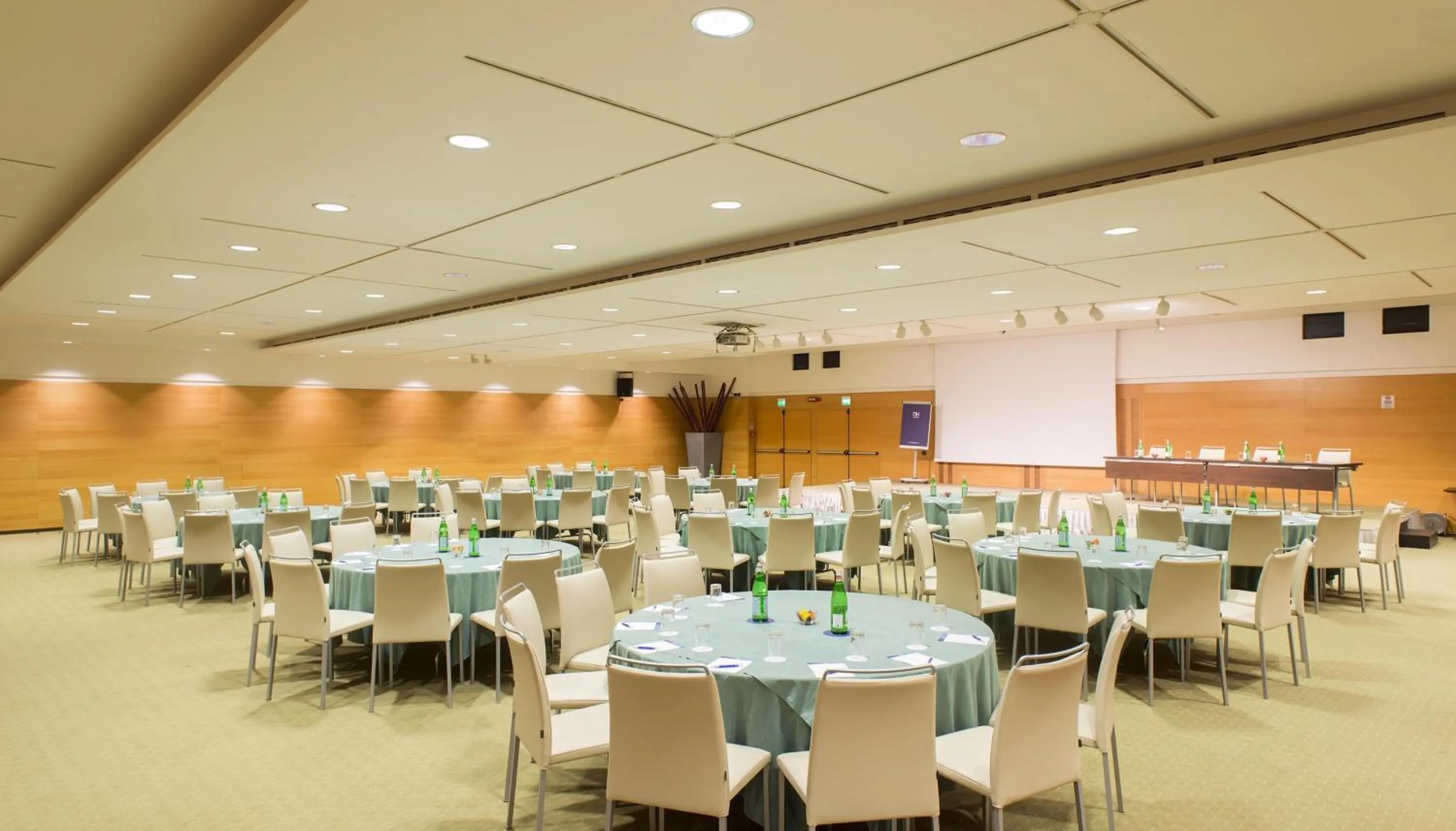 Lounge or bar in NH Milano 2