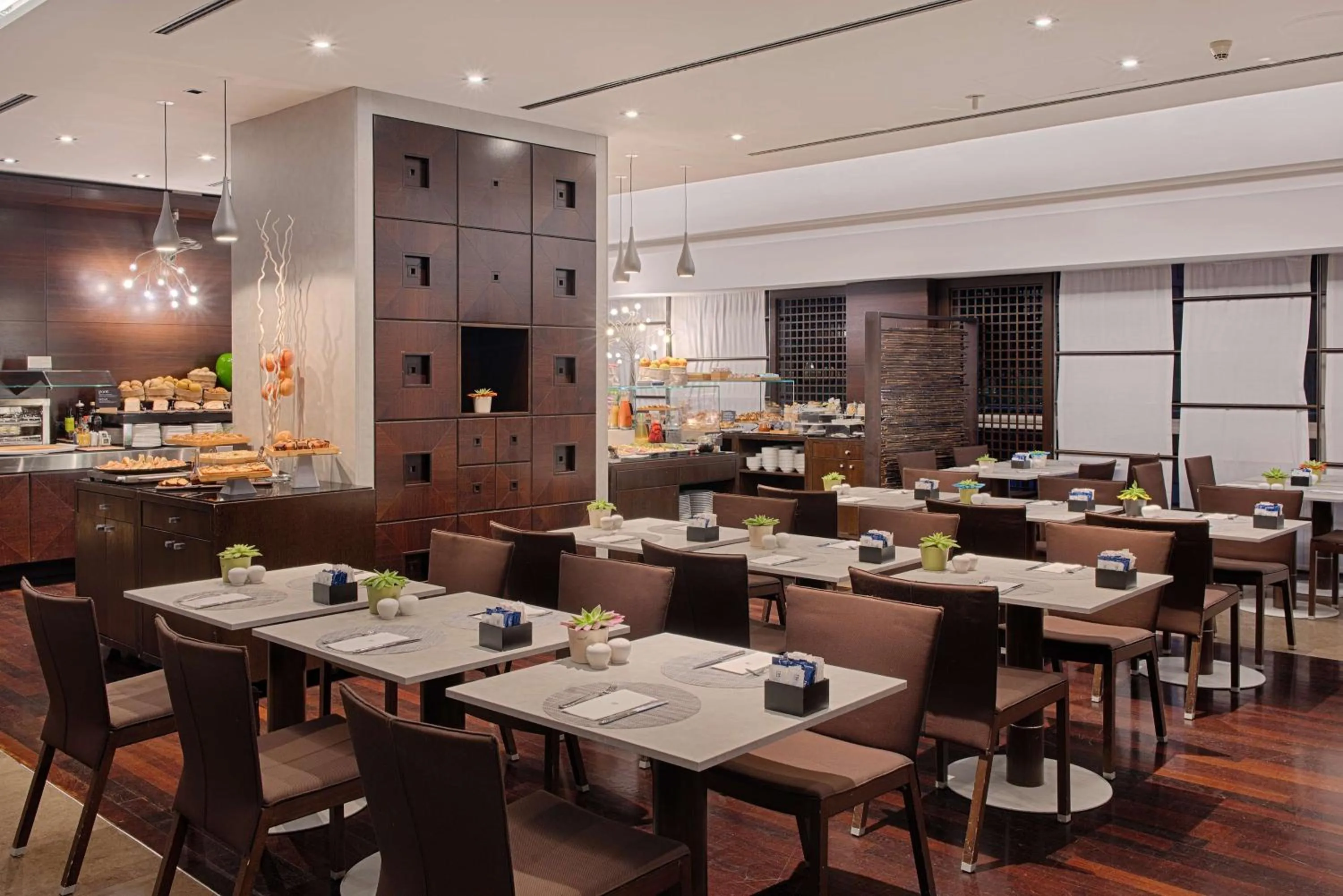 Restaurant/places to eat in NH Milano 2