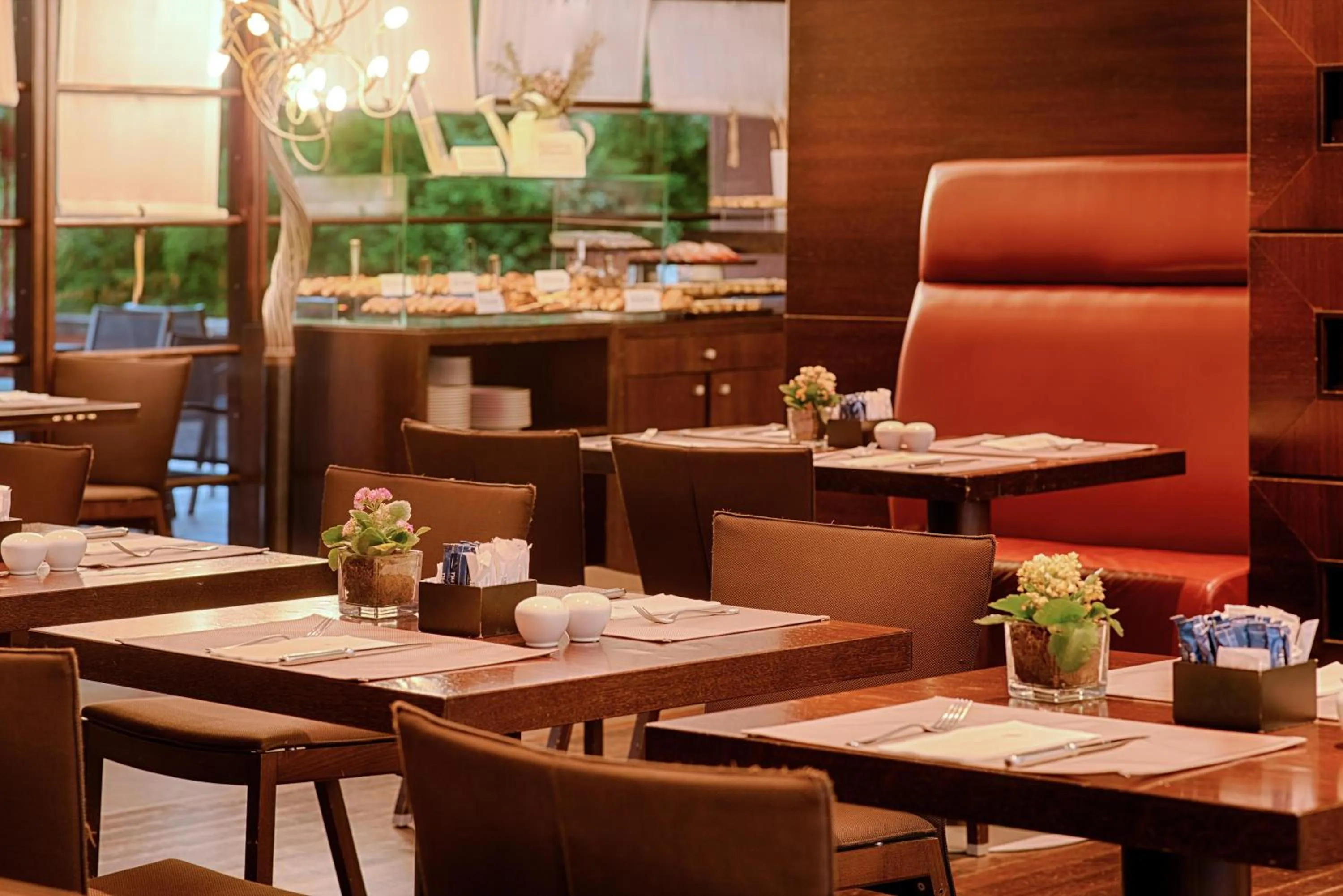 Restaurant/places to eat in NH Milano 2