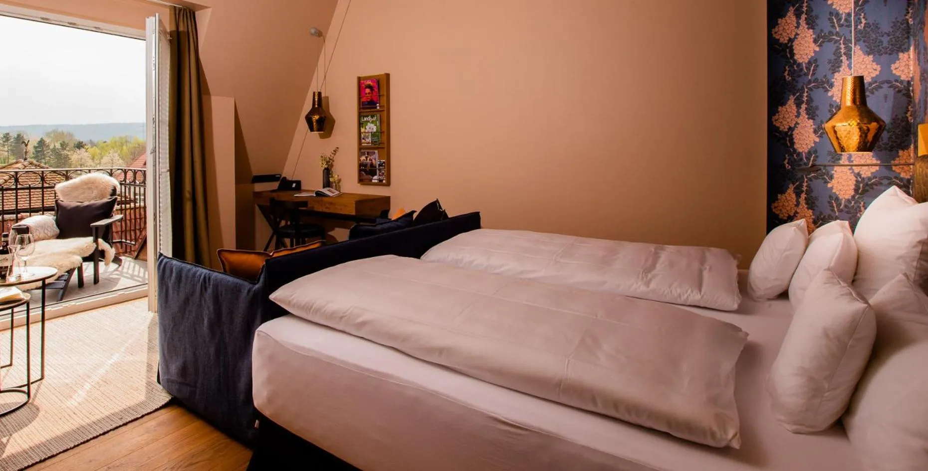 Balcony/Terrace, Bed in Seehotel Niedernberg - Das Dorf am See