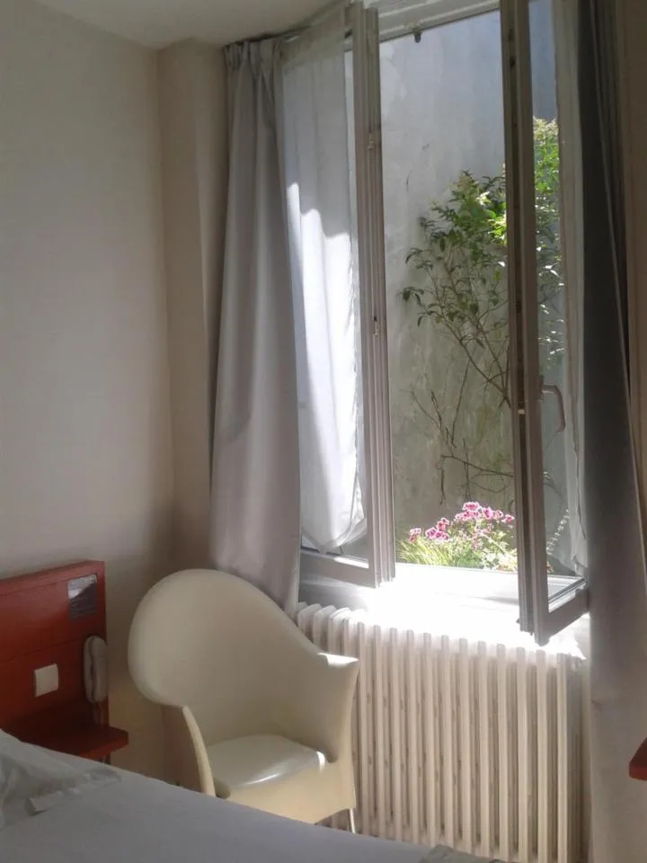 Living room, Bed in Hotel La Marine, Vieux Port