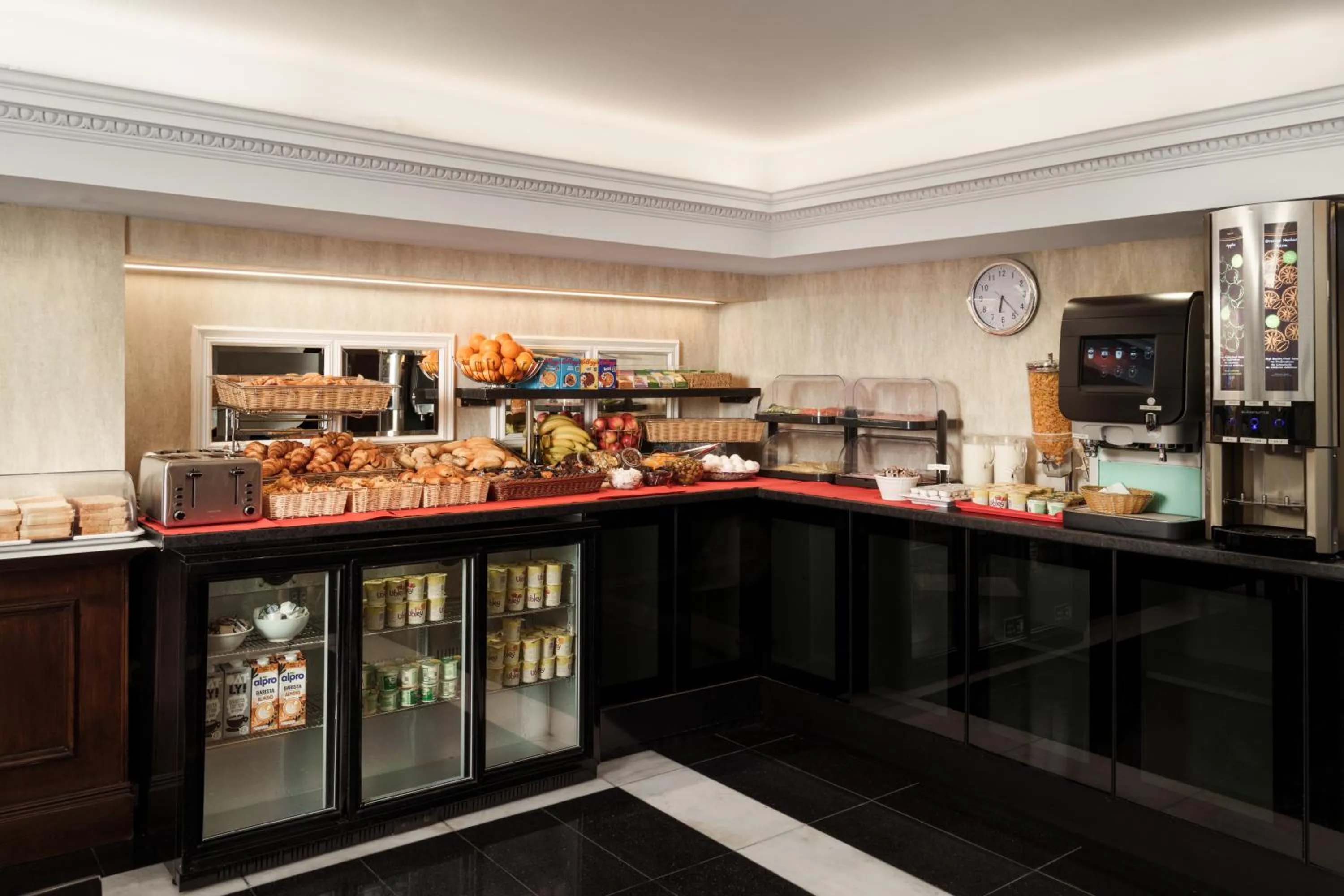 Food and drinks in Royal Eagle Hotel