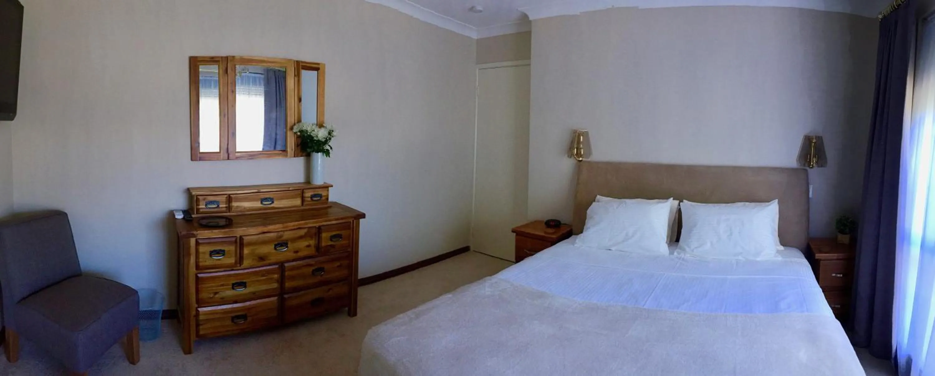 Shower, Bed in Murdoch Station Bed & Breakfast