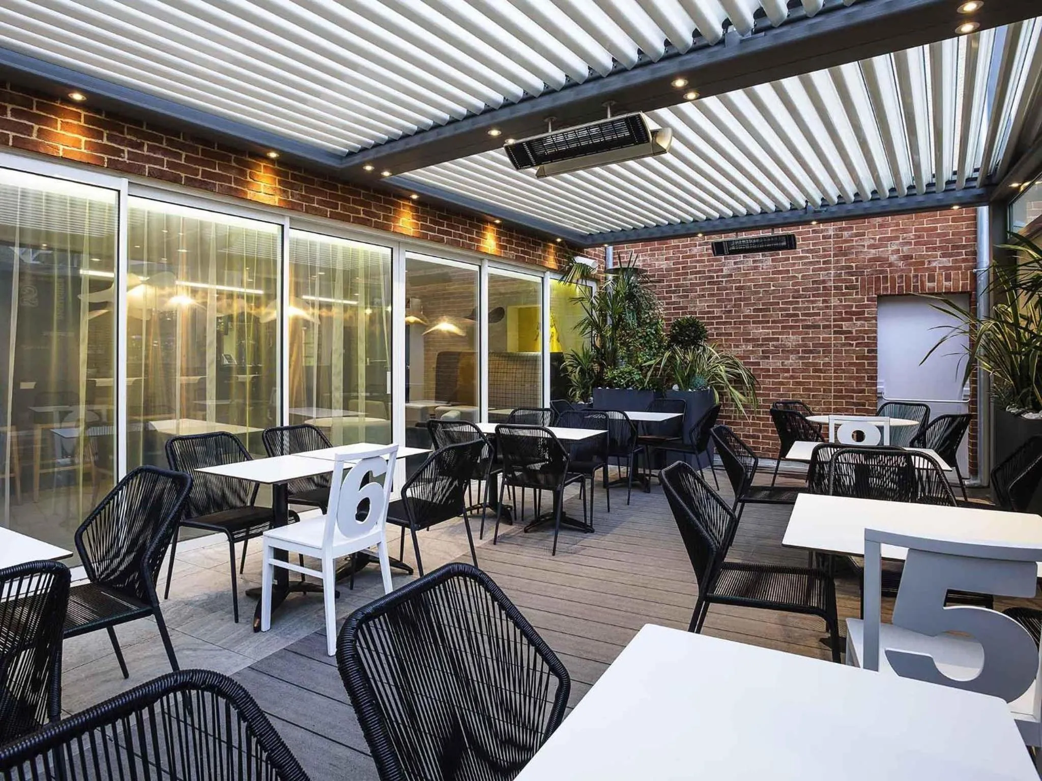 Lounge or bar in ibis Styles Deauville Centre