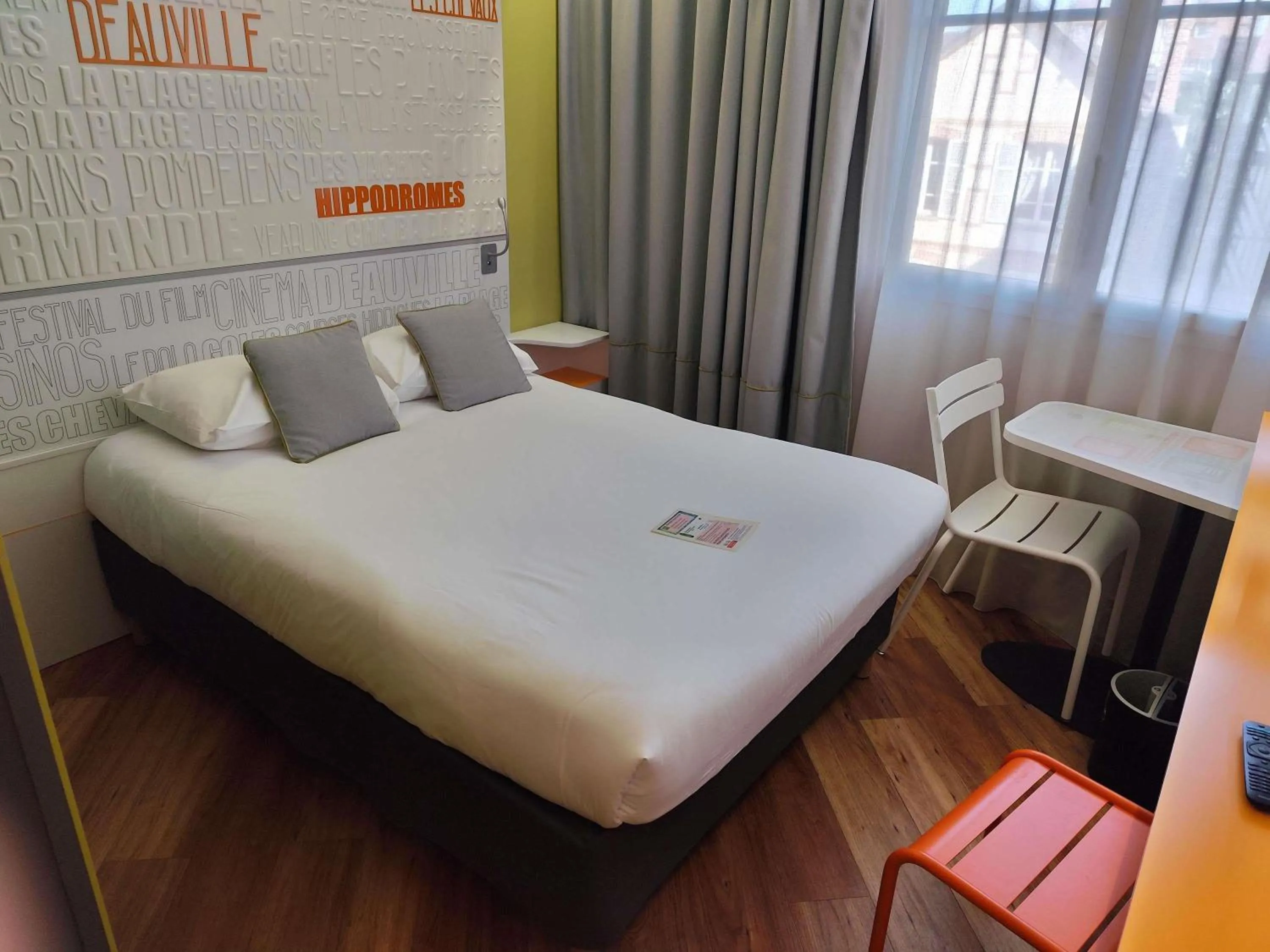 Bedroom, Bed in ibis Styles Deauville Centre