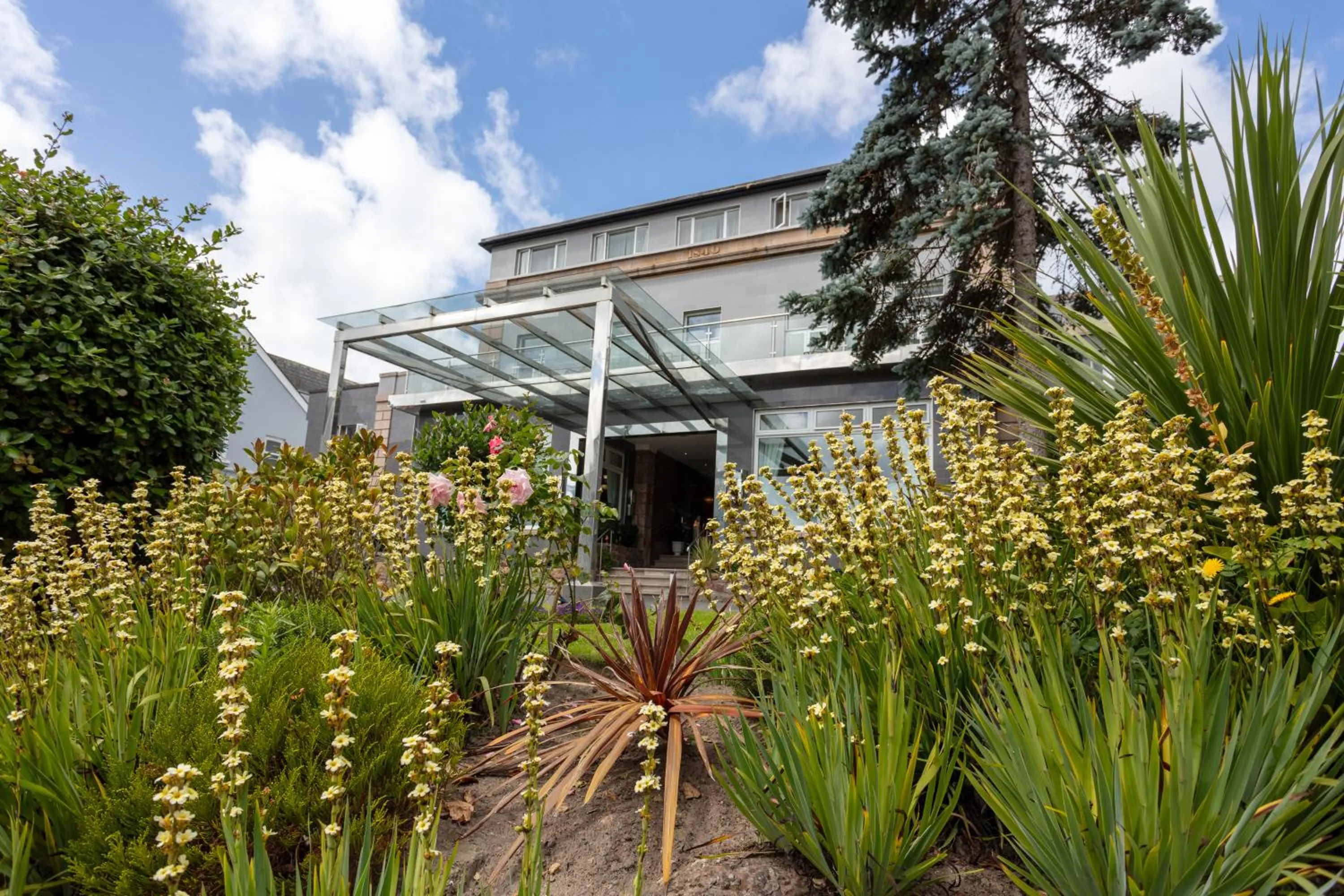 Facade/entrance in The Savoy Jersey