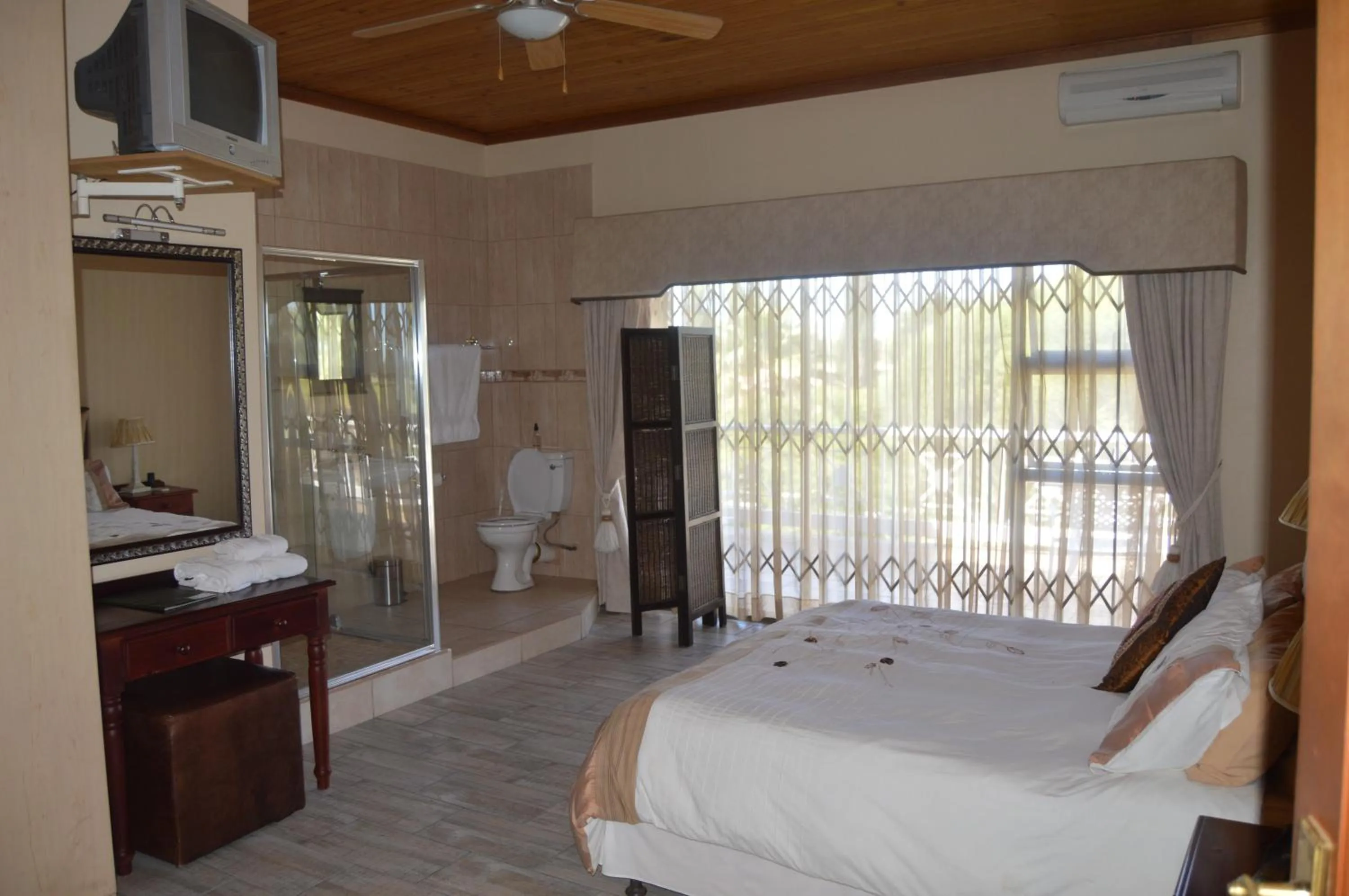 Bathroom, Bed in Krige Lodge B&B