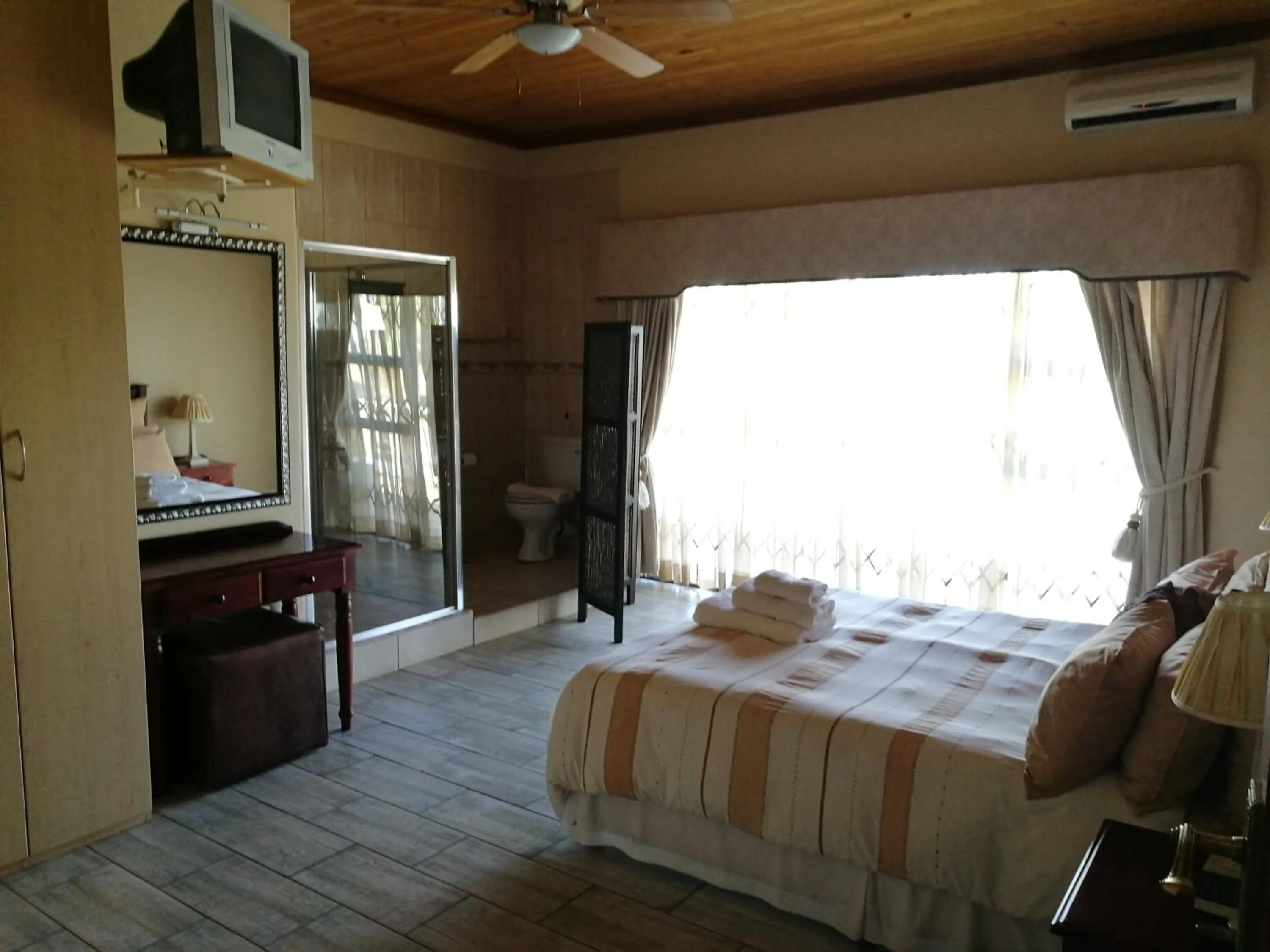 Photo of the whole room, Bed in Krige Lodge B&B