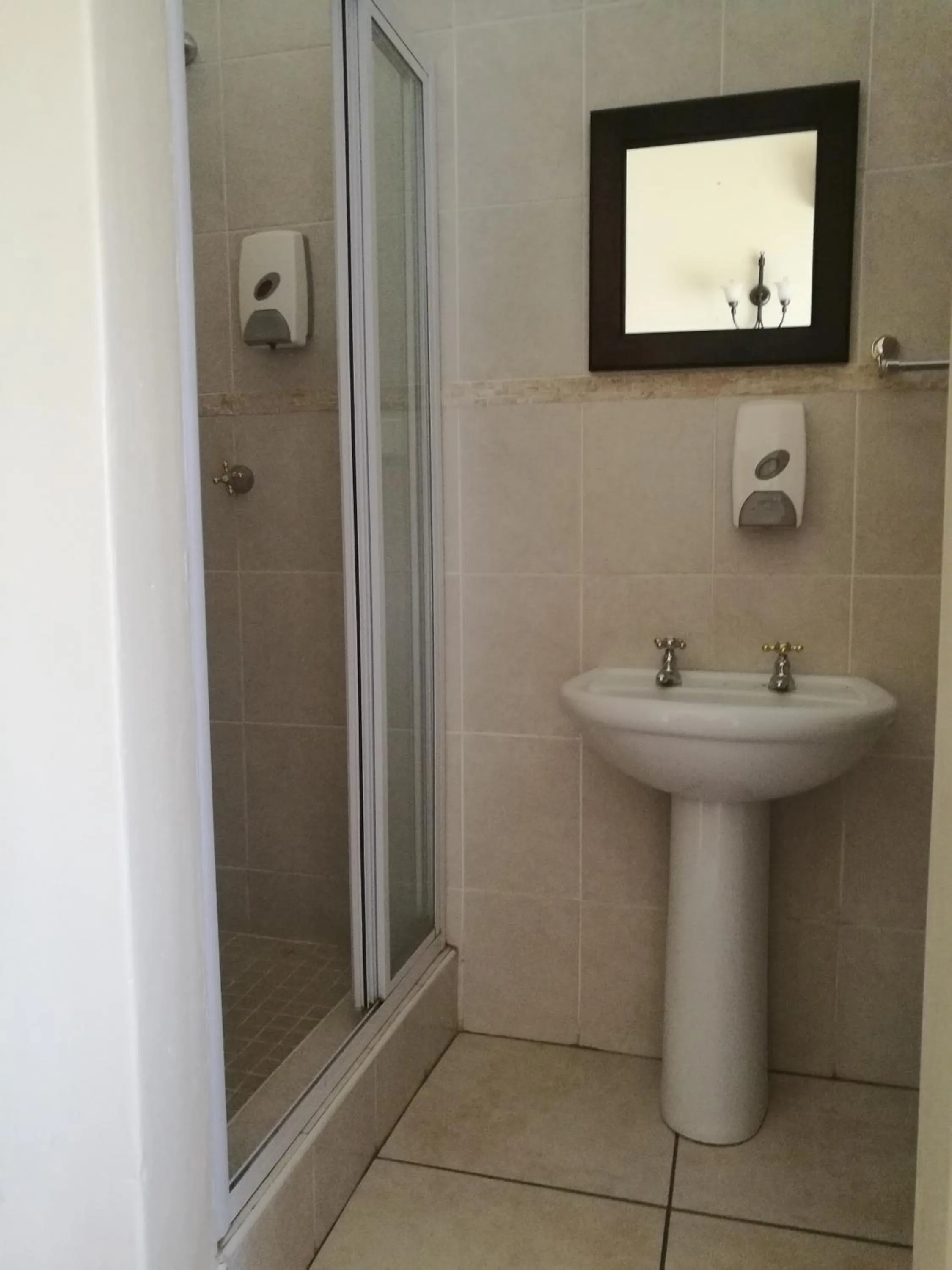 Bathroom in Krige Lodge B&B