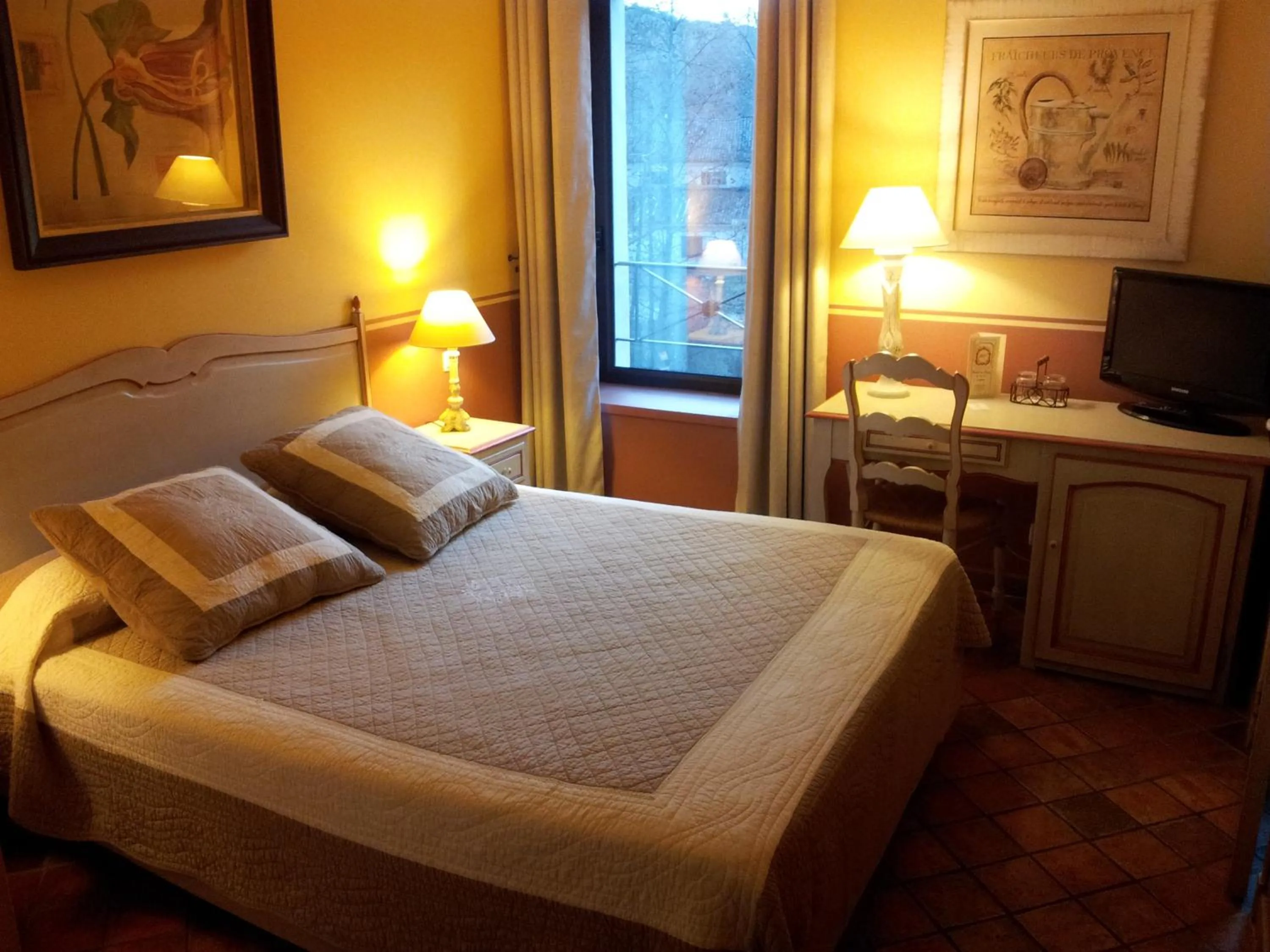Photo of the whole room, Bed in Hotel du Poète
