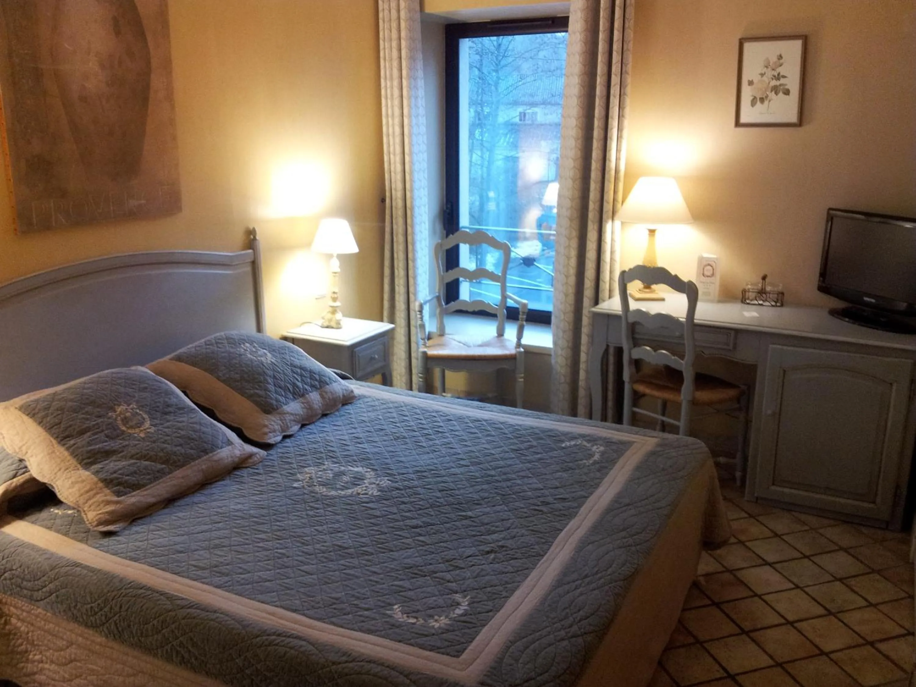 Photo of the whole room, Bed in Hotel du Poète